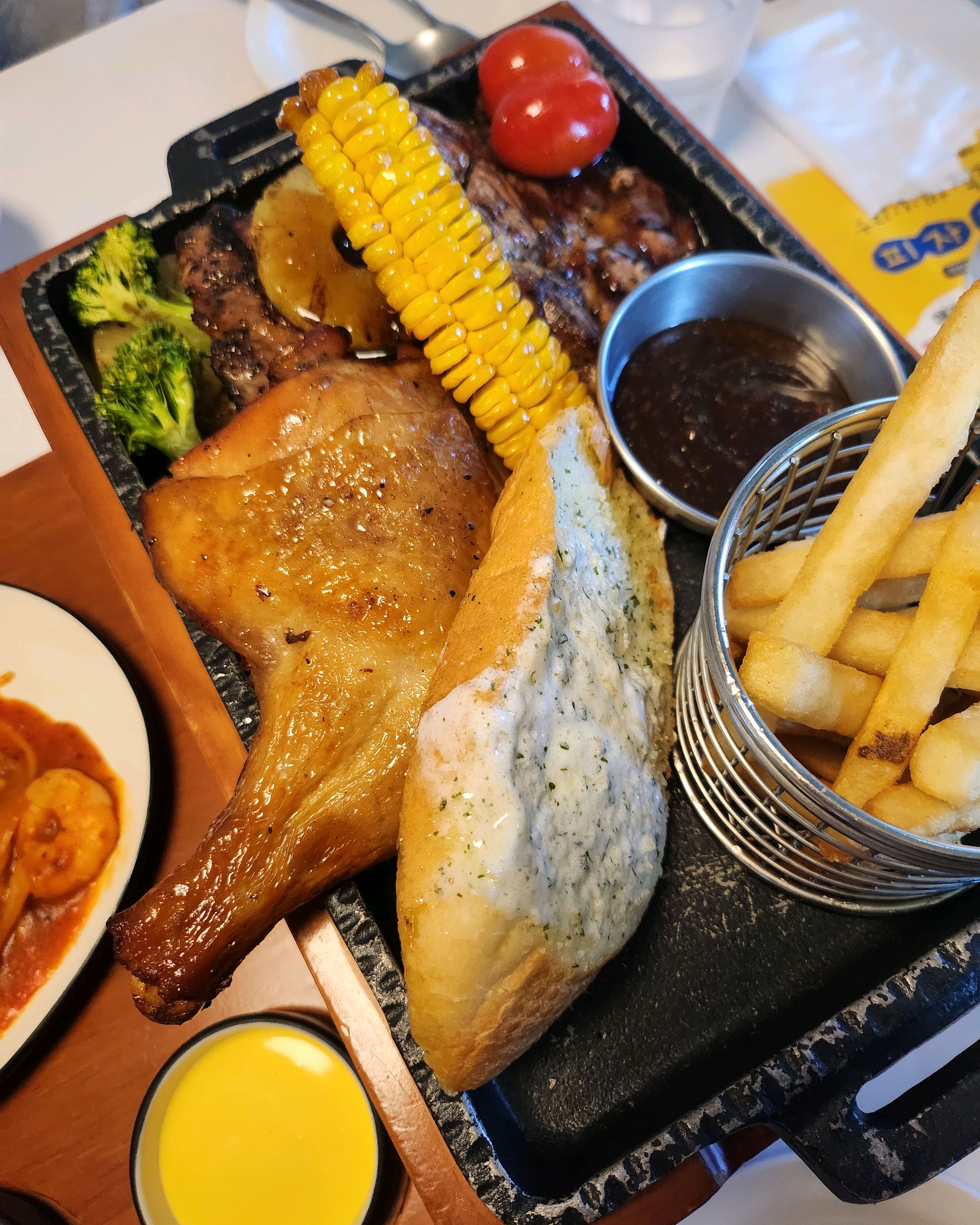 맛있어요. 샐러드도 리필되고 미취학피자만들기도 좋아요. - 불당동 맛집 서가앤쿡 천안펜타포트점