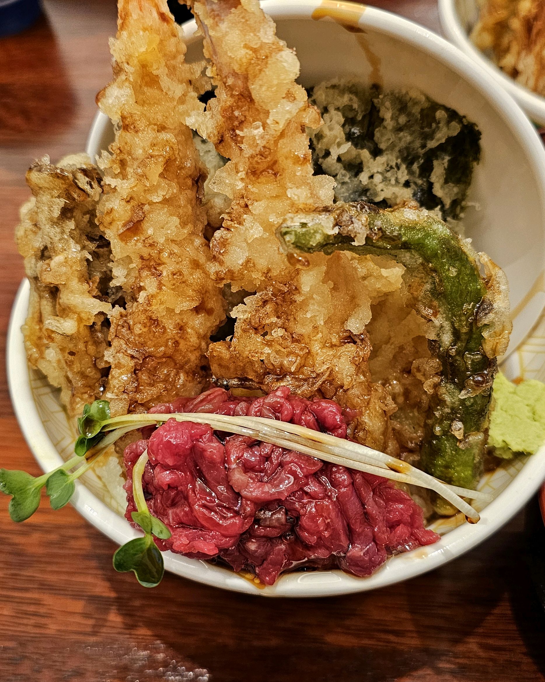 여기 텐동이 과하지 않게 먹기 딱 좋은 거 같아요. 더 달거나 짜거나 하는 게 없어서 속 