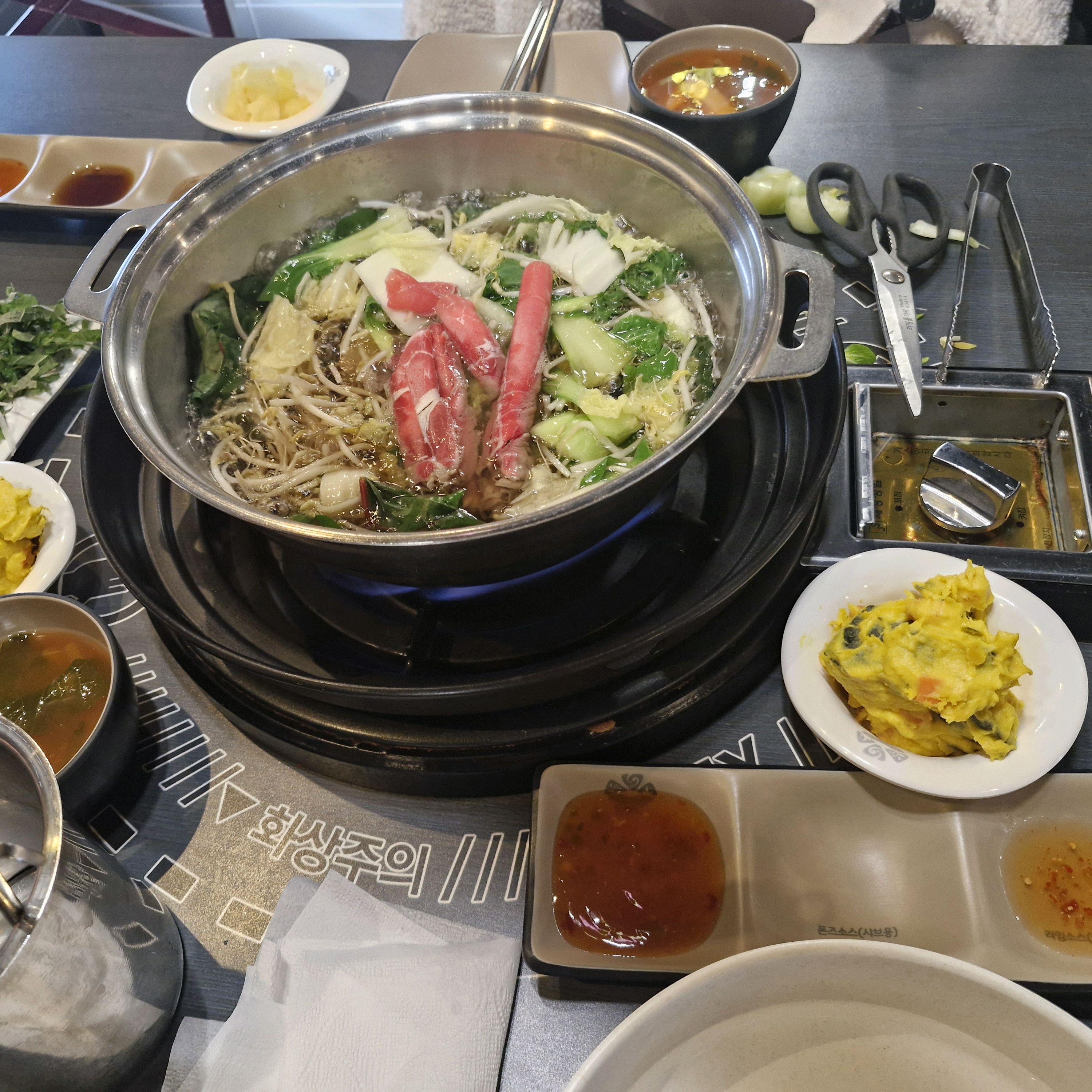 맛있다는 지인소개로 갔어요. 여종업원들은 친절하신데 남자종업원들은 불친절해서 기분이 상했어