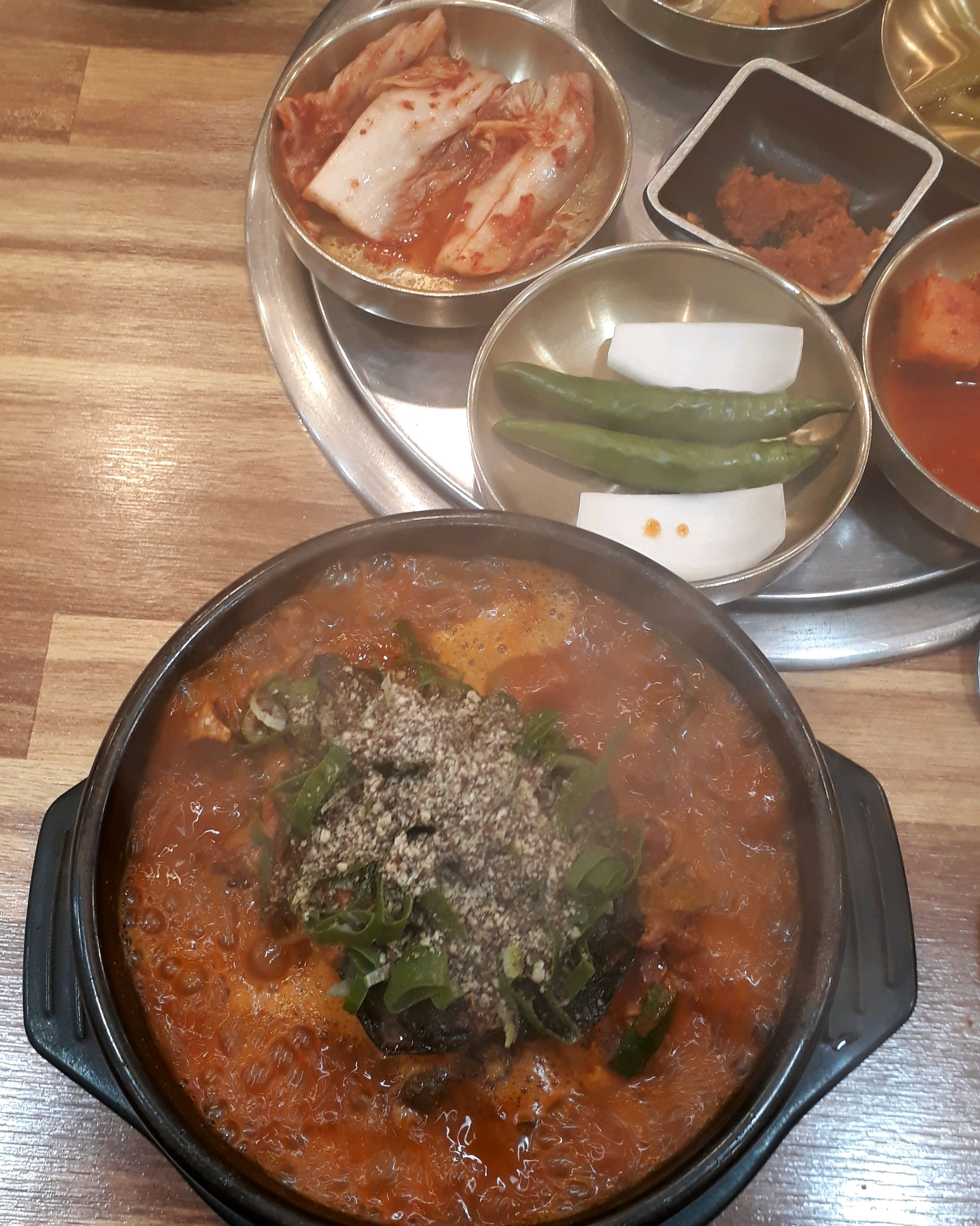 국물이 찐하게 밑반찬도 너무 맛있어요😄 - 제주 맛집 24시제주해장국