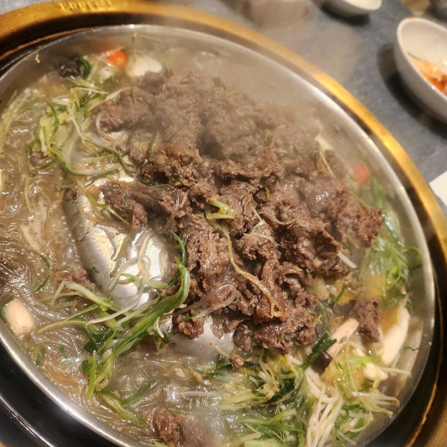 너무 맛있어서 이 사진이 전부네요 먹다가 사진찍는 걸 깜박했어요 맛집으로 소문나서 연만 룸