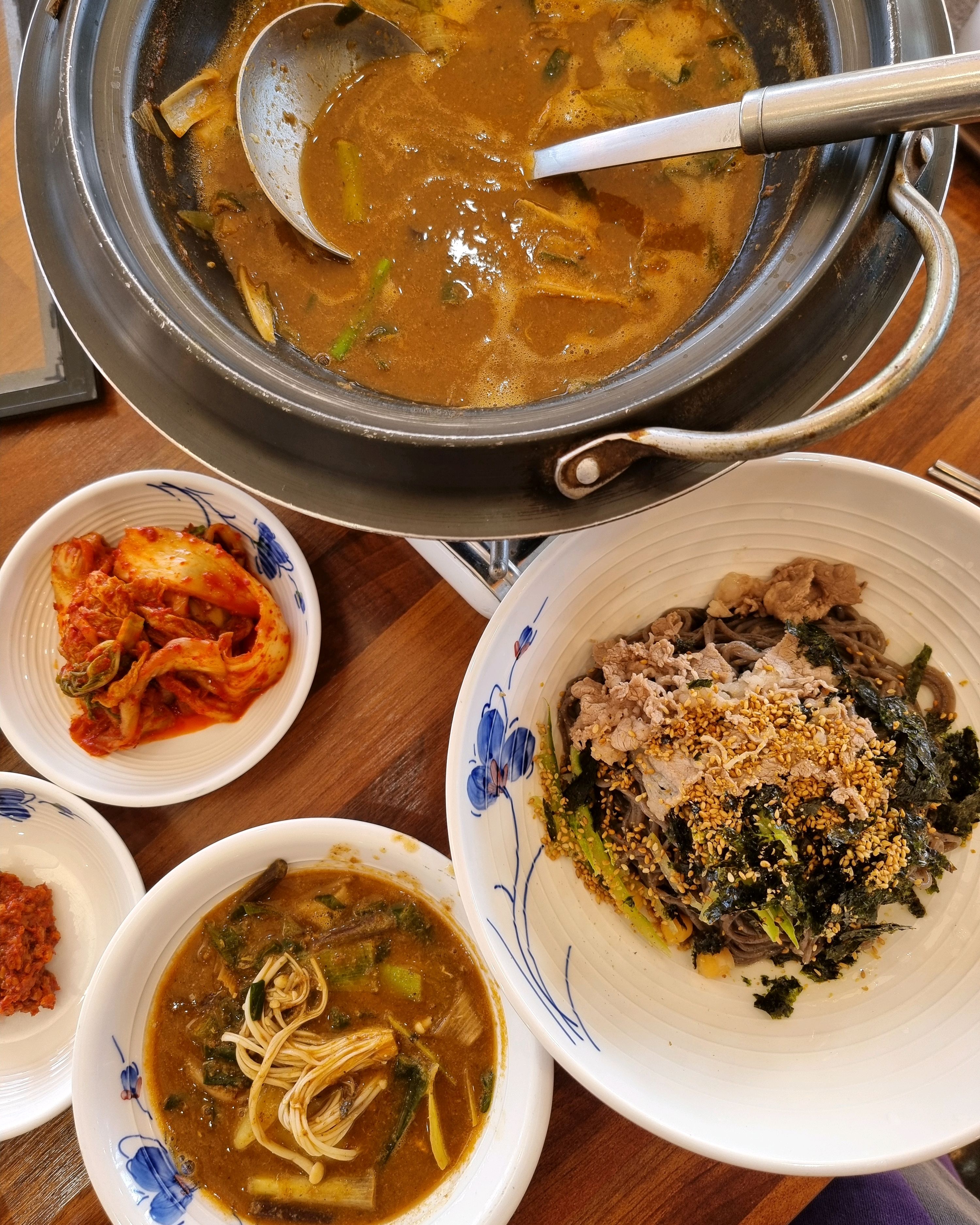 가족과 우연히 들린곳인데 반찬 구성도 깔끔하고 - 경포대 맛집 까막장이야기