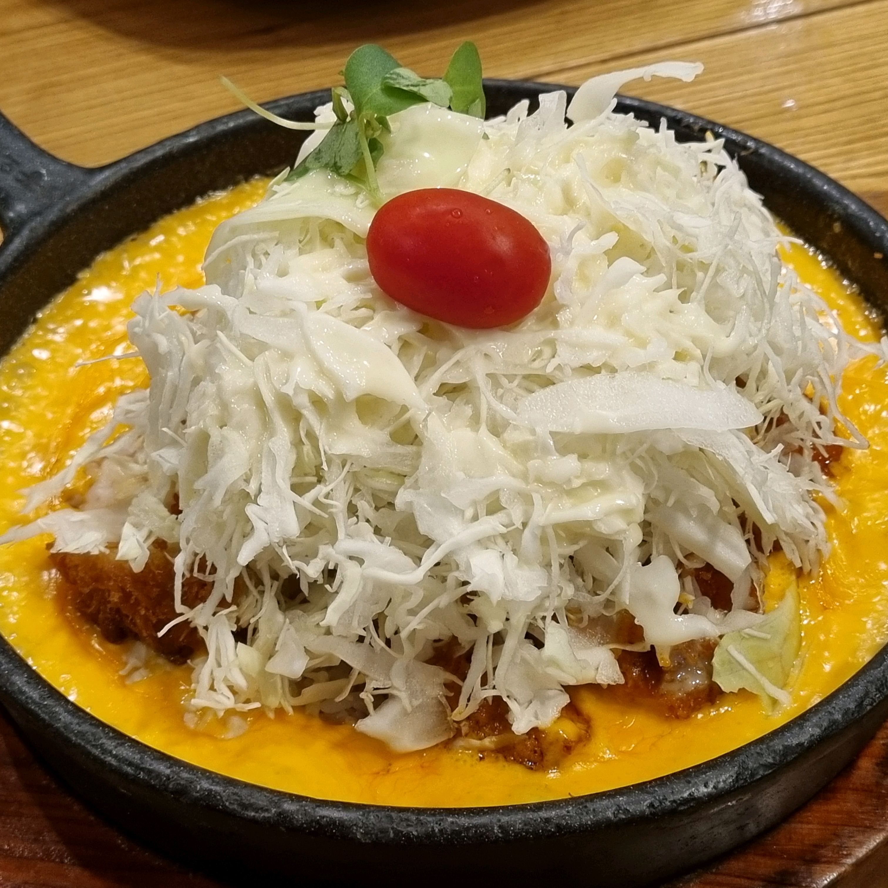 지인분이 더블치즈 추천주셔서 다녀왔어요 살짝 매콤?한데 양배추♡도 많고 치즈도 꾸덕해서 맛