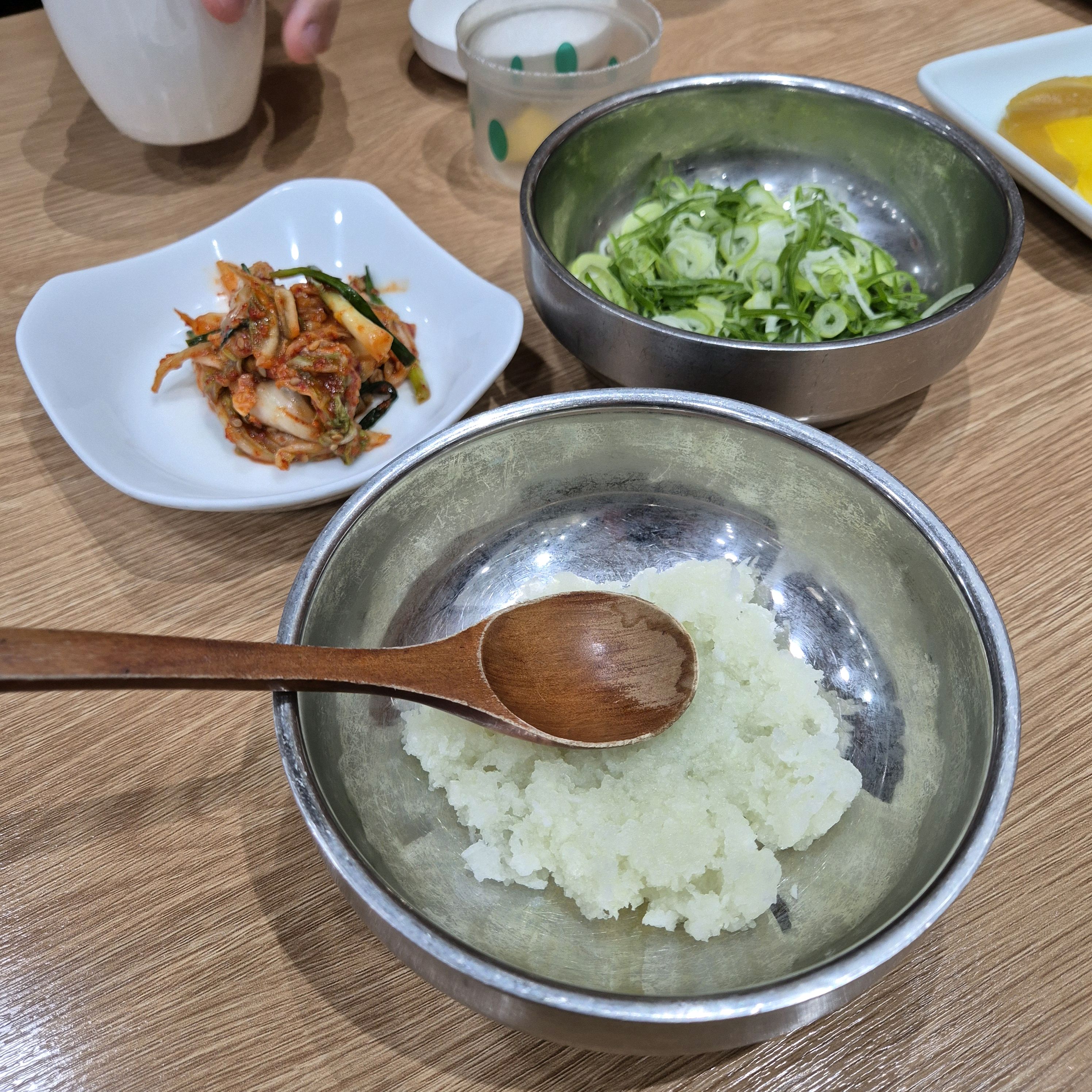 소바 국물이 정말 맛있네요. 살얼음이 심하지 않은 것도 좋고 가스오부시 향이 참 마음에 들
