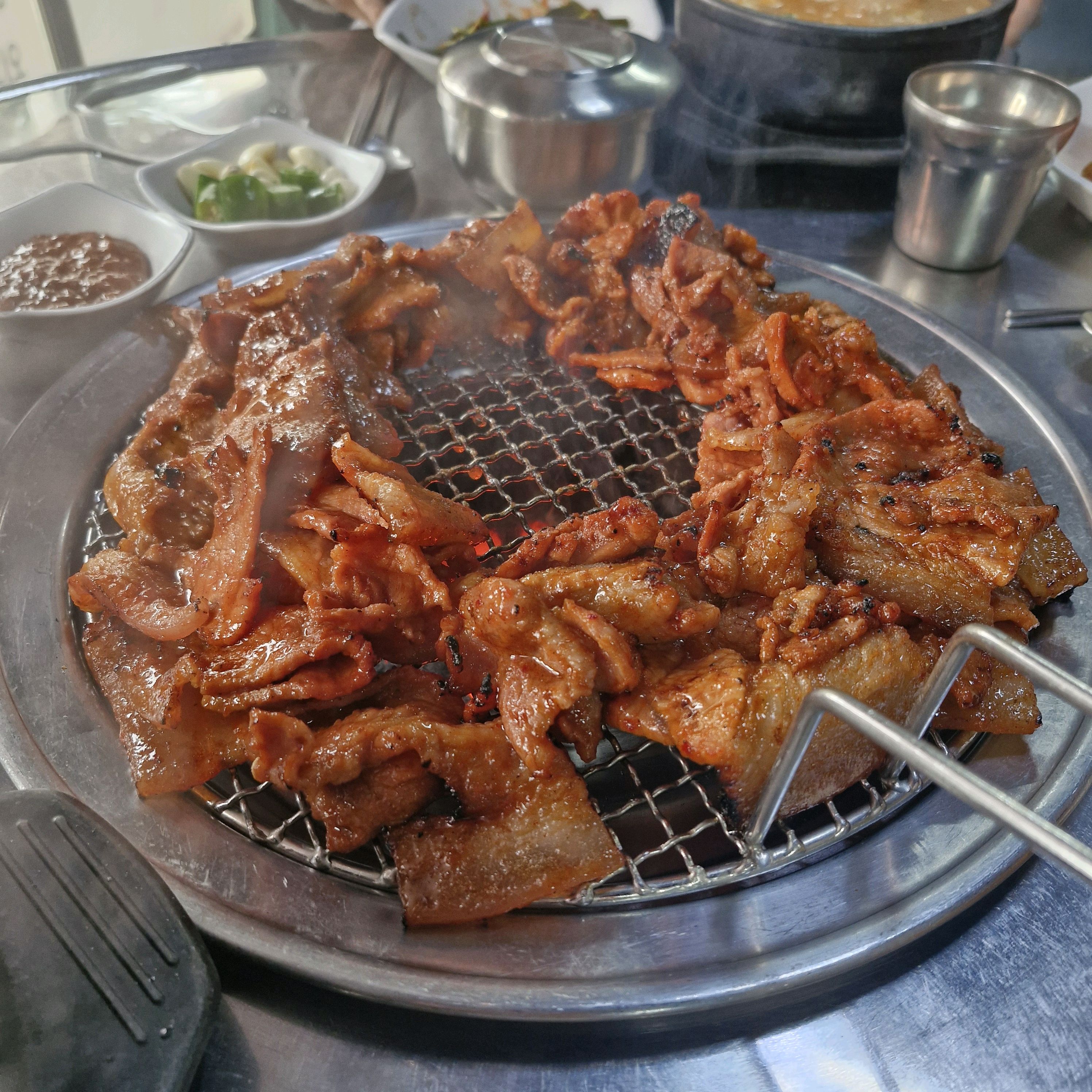 대전 시내 하상도로를 지나며 저 집은 뭔데 매번 저렇게 줄이 서있나 싶었던. 그래서 궁금했