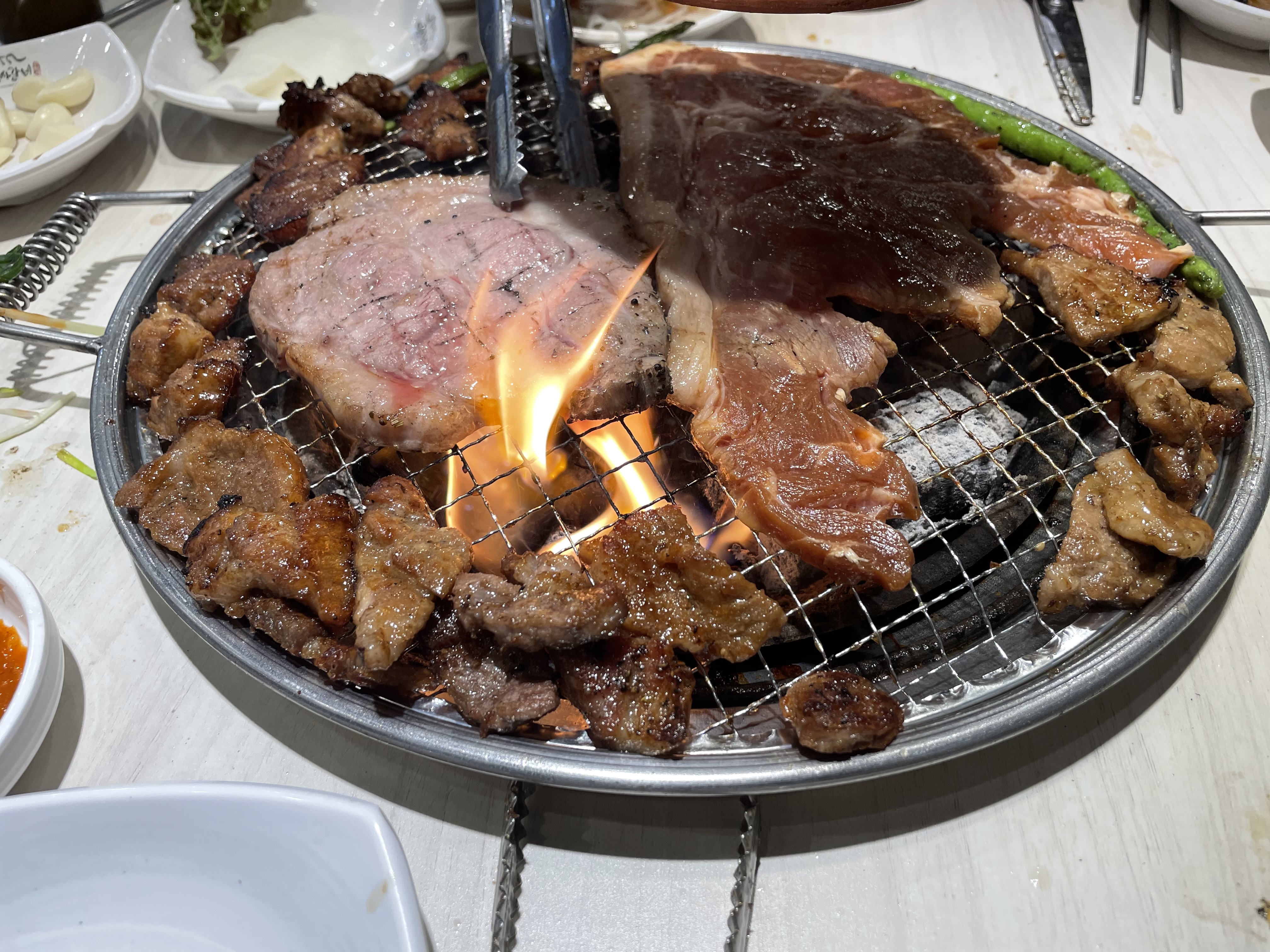 가족들과 늘 오는곳입니다 고기무한리필인데 고기질도 좋고 아이들도 잘 먹어요 음식과 재료도