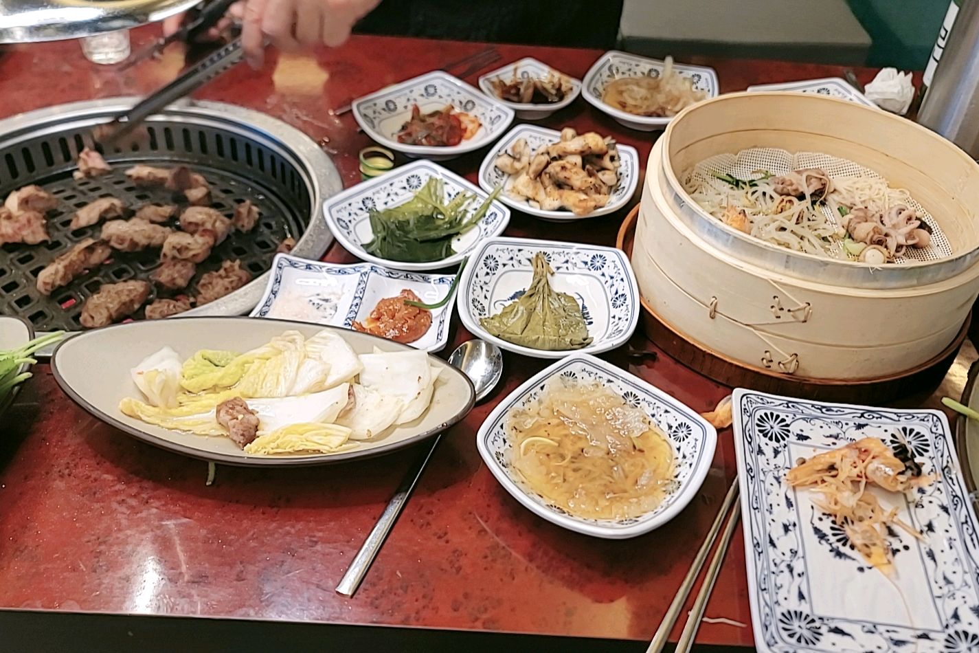 무한리필이긴한데 제대로 못구워서 그런지 맛은 쏘쏘네요 해물편백찜도 그렇고 알찬 느낌은 아니