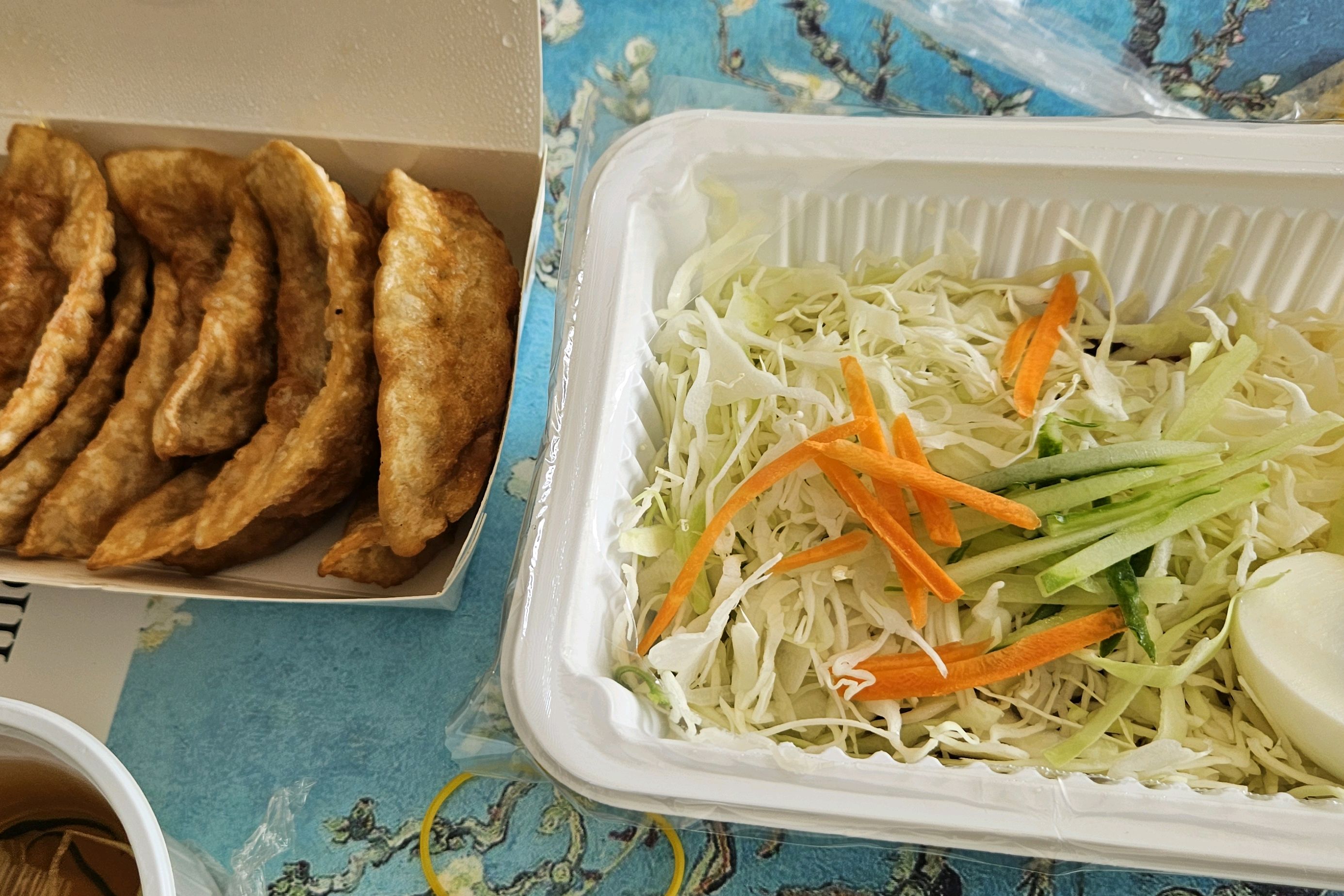 만두 맛집, 쫄면 맛집 이예요. 중간맛 쫄면인데도 먹다보니 좀 맵네요. 그래서 만두랑 먹기