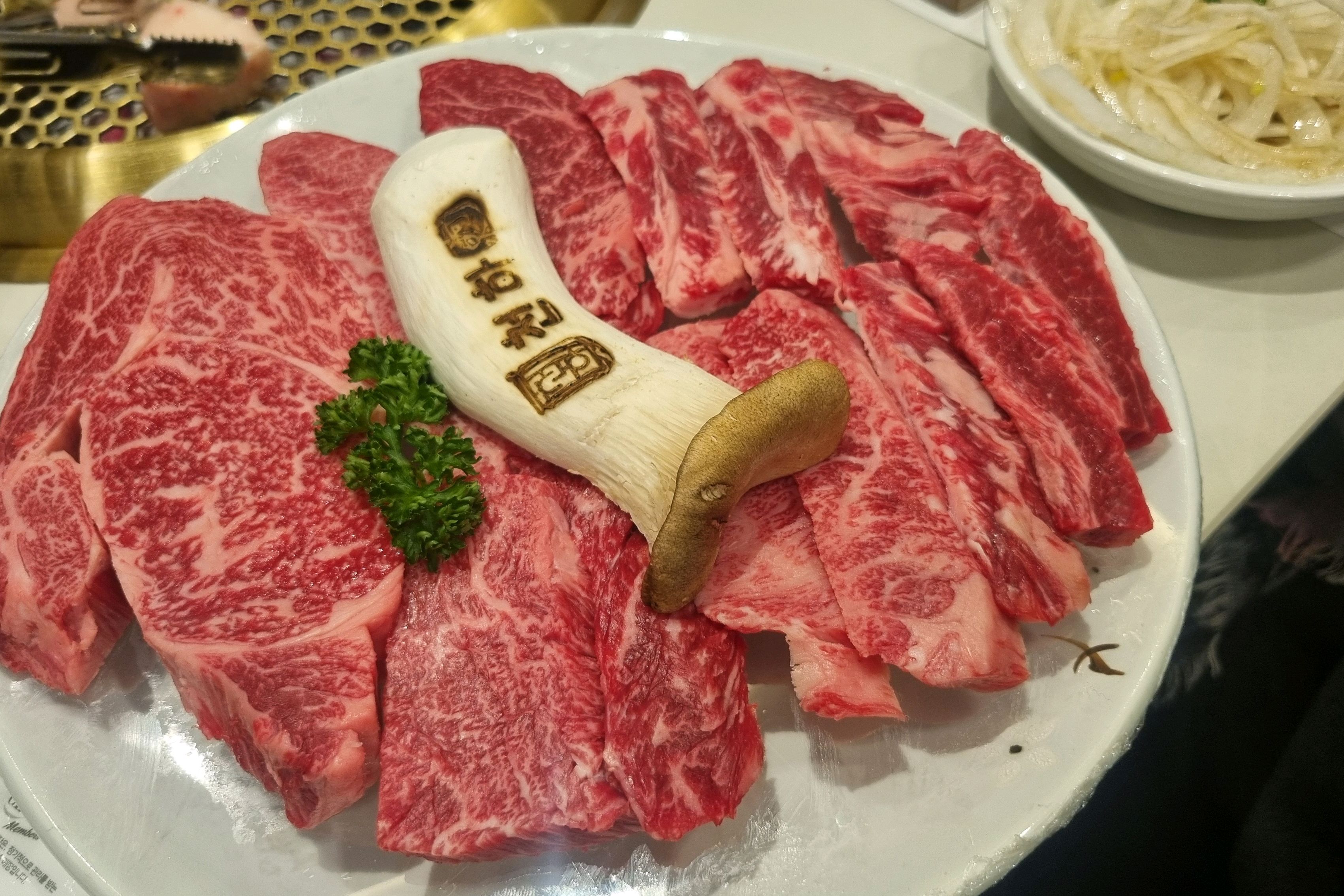 생긴지 얼마 안 된 곳인데 넓고  분위기가 좋고 2층은 룸으로 되어 있어서 좋아요~~~기본