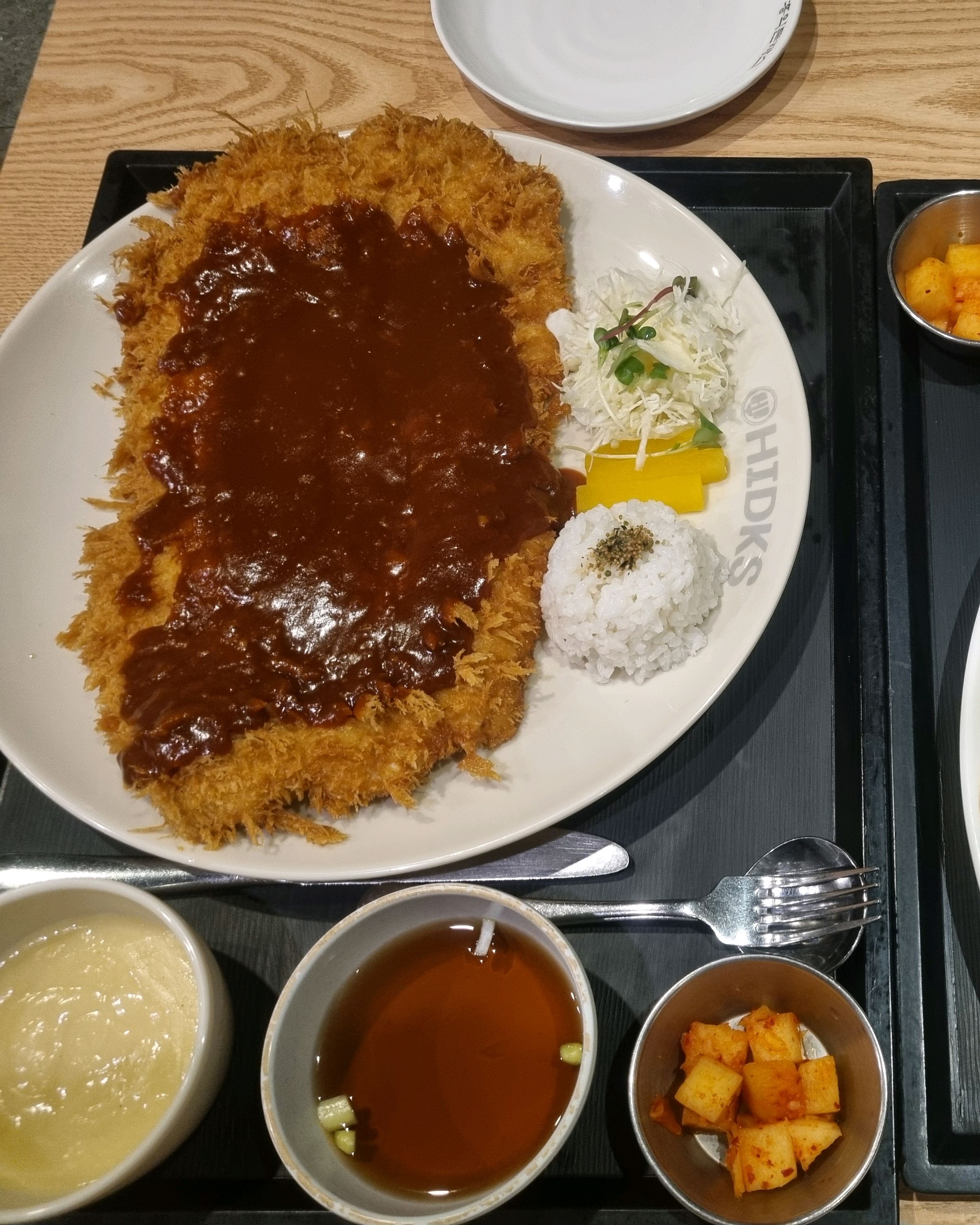 돈가스 양이 정말 푸짐하고 볶음 우동도 맛있는 그맛입니다. 저녁늦게 가니 한적해서 느긋하게