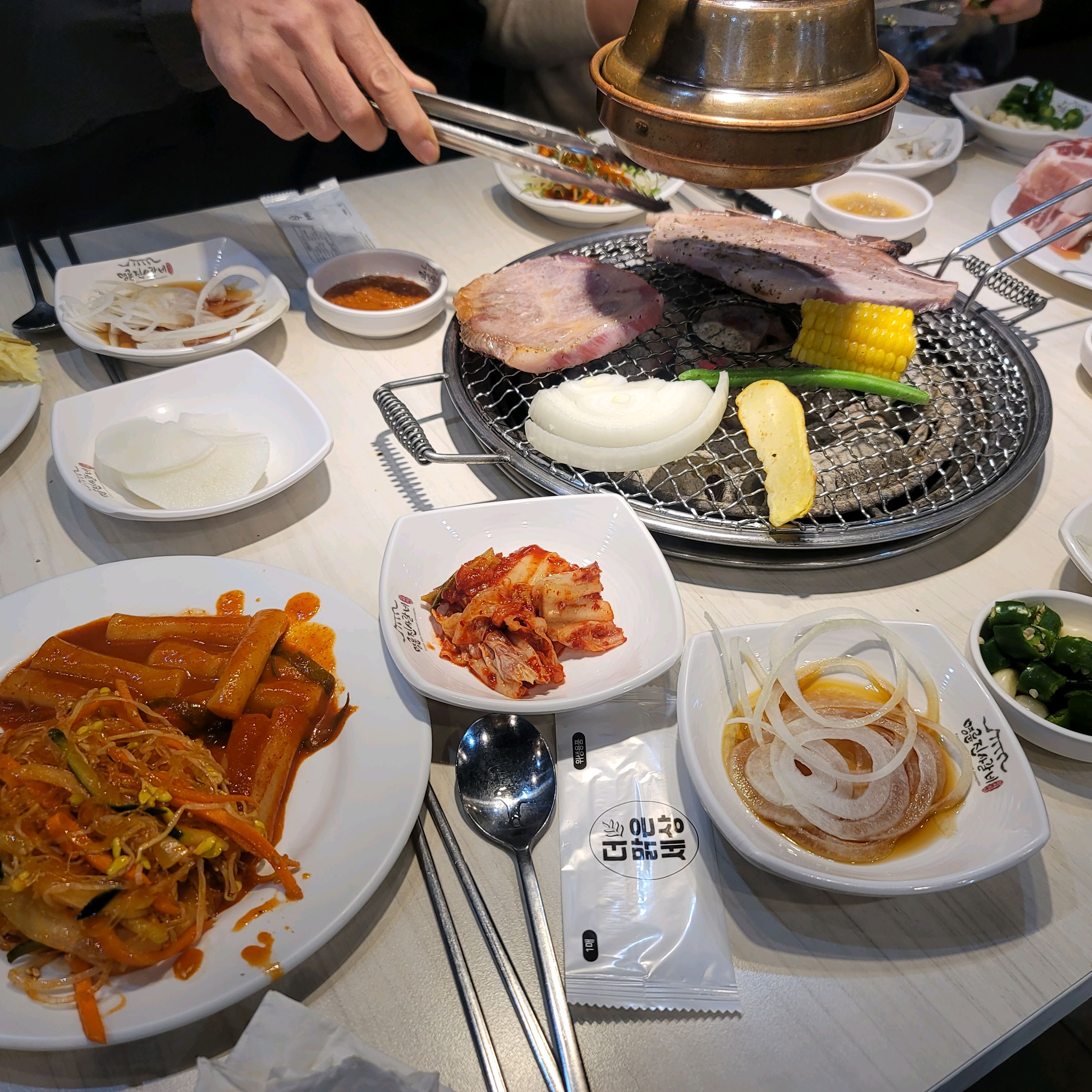 부페처럼 밑반찬많아서 그걸로도 배채우기충분 .갈비버거만들어먹는게 난최애 종류많아서 배불러서