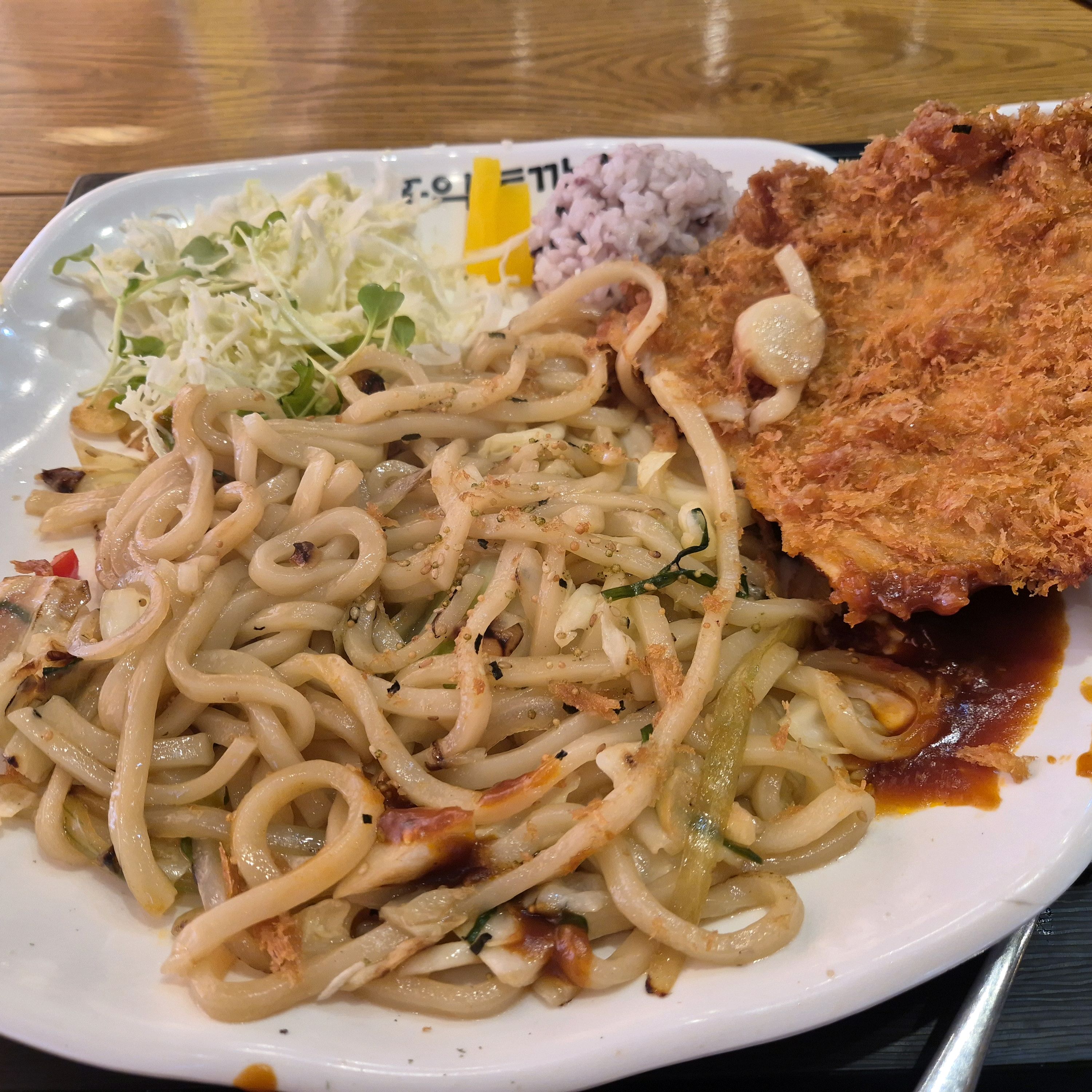 세트a먹었어요. 돈까스 소스가 살짝 느끼해서 야채우동이랑 같이 먹었어요 - 금릉역 맛집 홍익돈까스 파주금릉점
