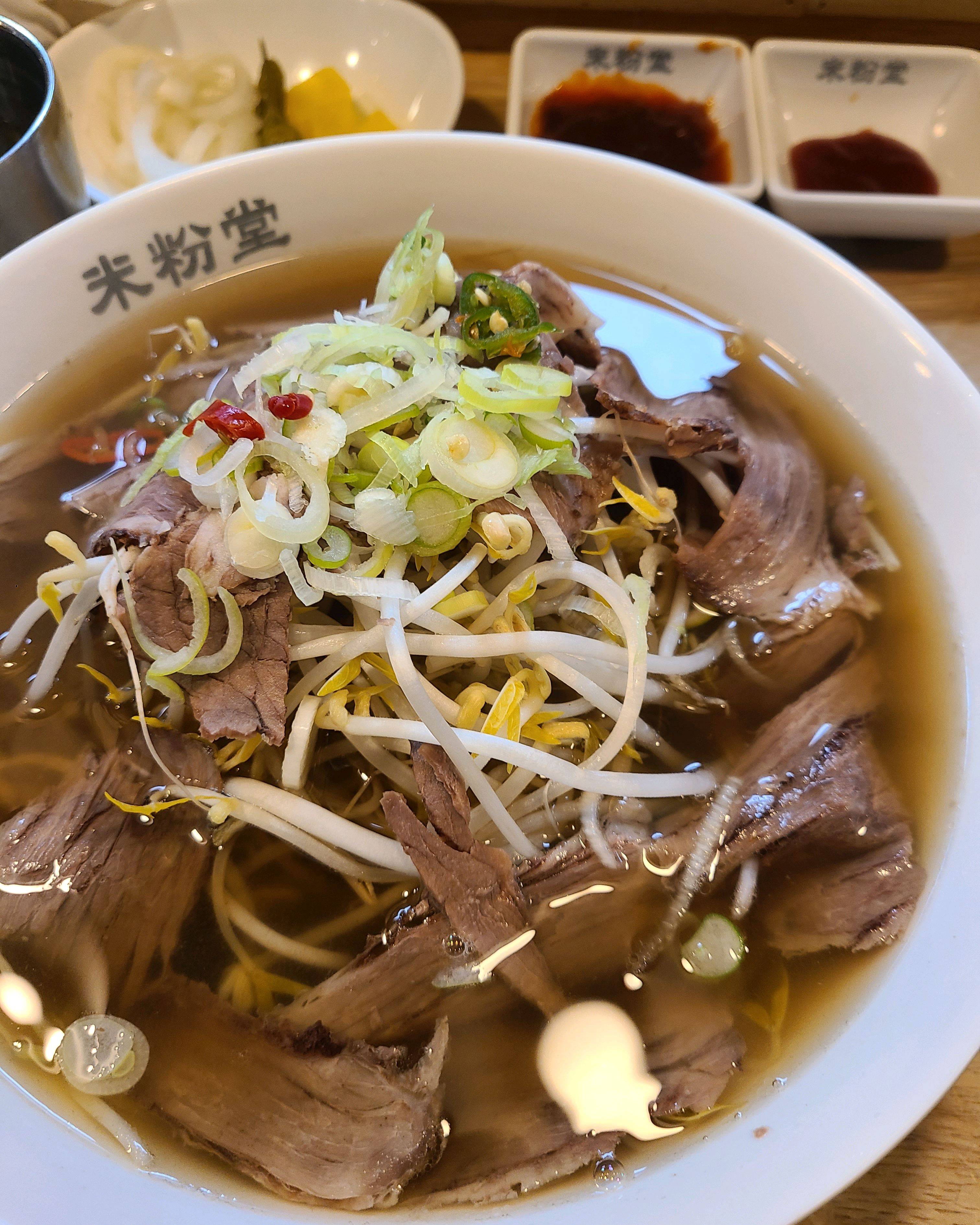 맛이 깔끔하고 맛있습니다. 매장도 청결해보이고 음식도 빨리나와서 좋네요! 쌀국수 맛있어서