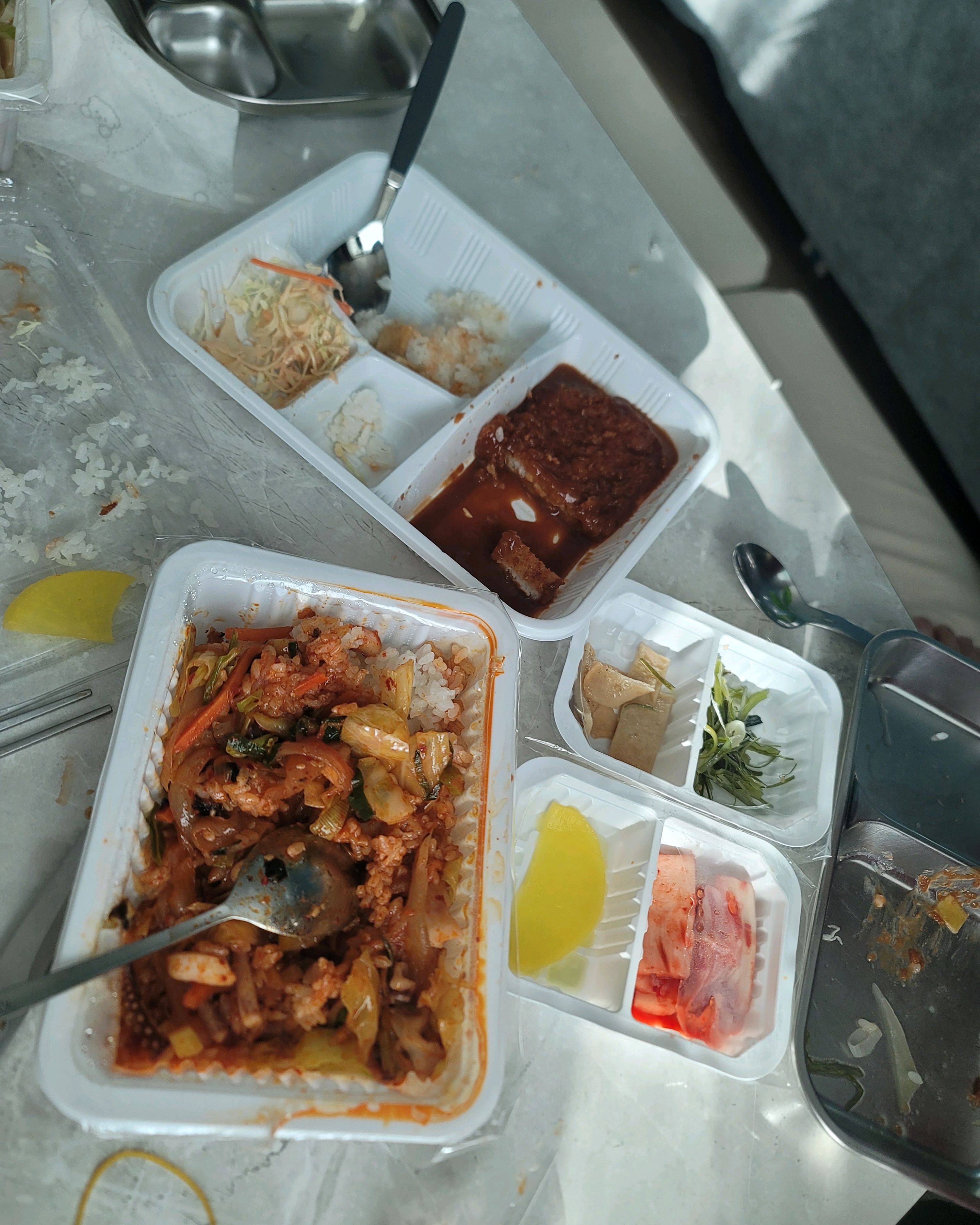 맛있게 잘 먹었어요. MSG가 많이 들어갔는지 같이 먹은 남편은 먹고 나서 기절했어요. 맛