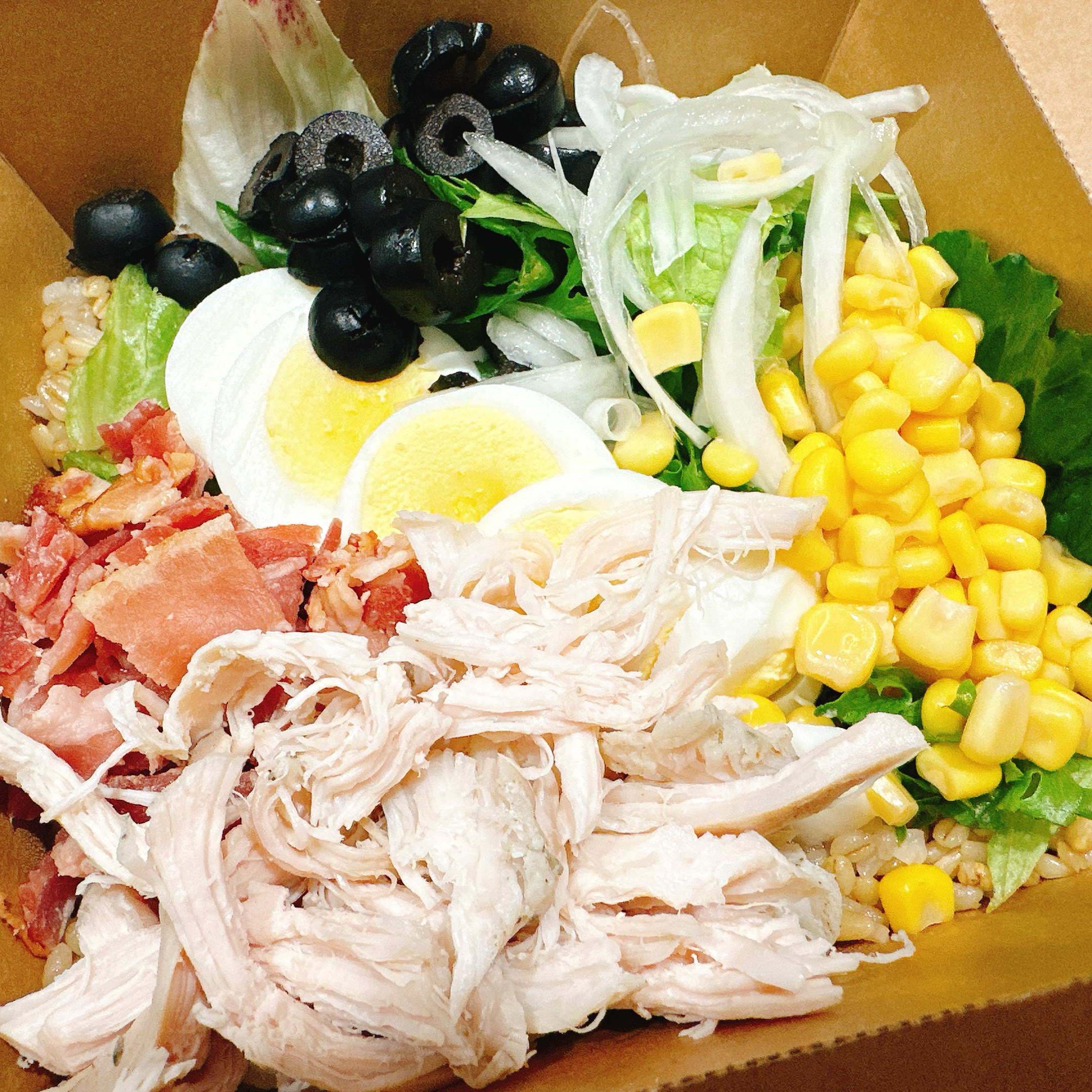 콥샐러드 웜볼로 교체했는데 든든하고 넘 맛있어요! 소스는 타바스코 오리엔탈로 했는데 칼로리