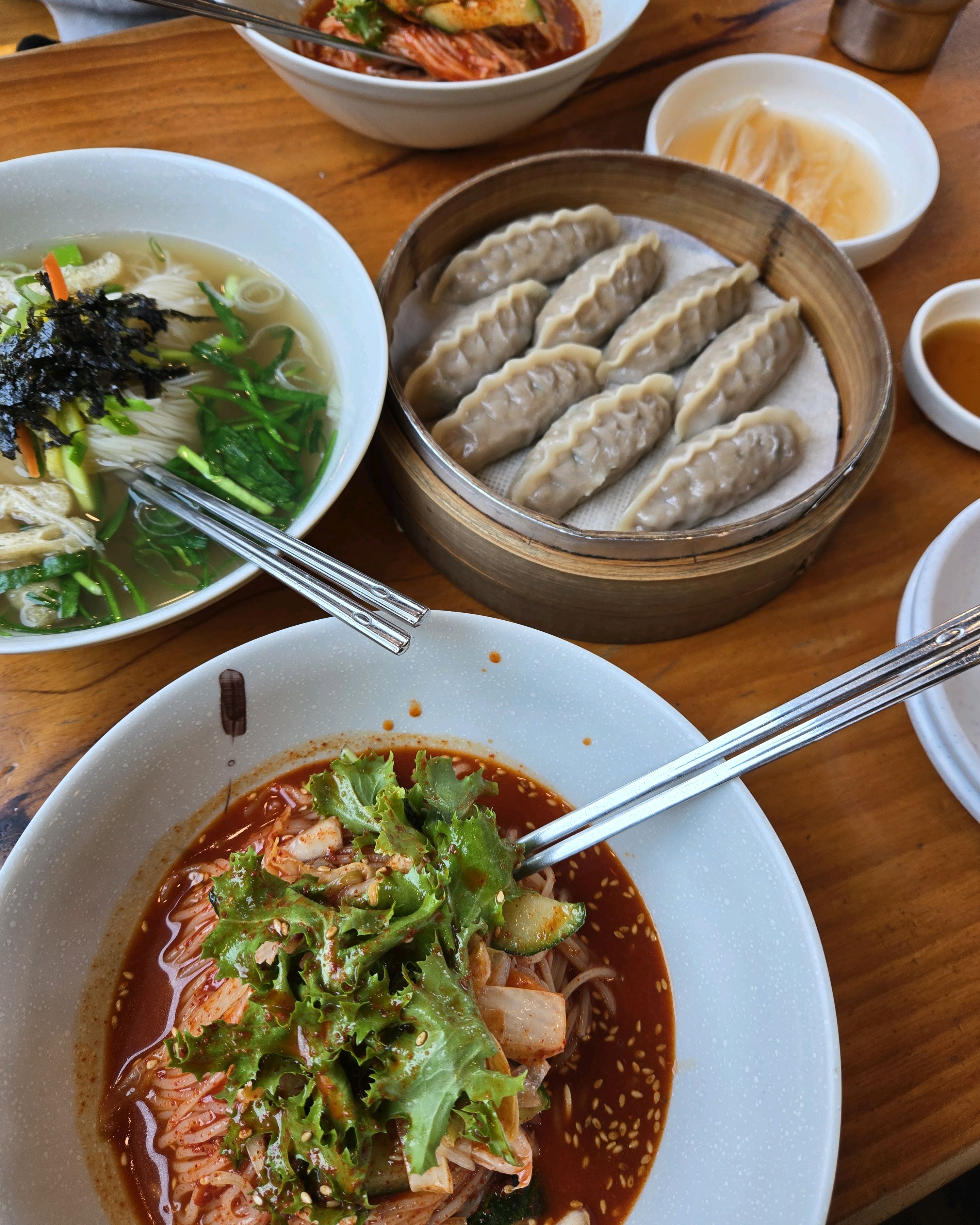 언제 먹어도 맛있는 비빔국수~ 날이 추워져서 온육수가 더 맛있게 느껴졌네요ㅎㅎ 갈비만두는