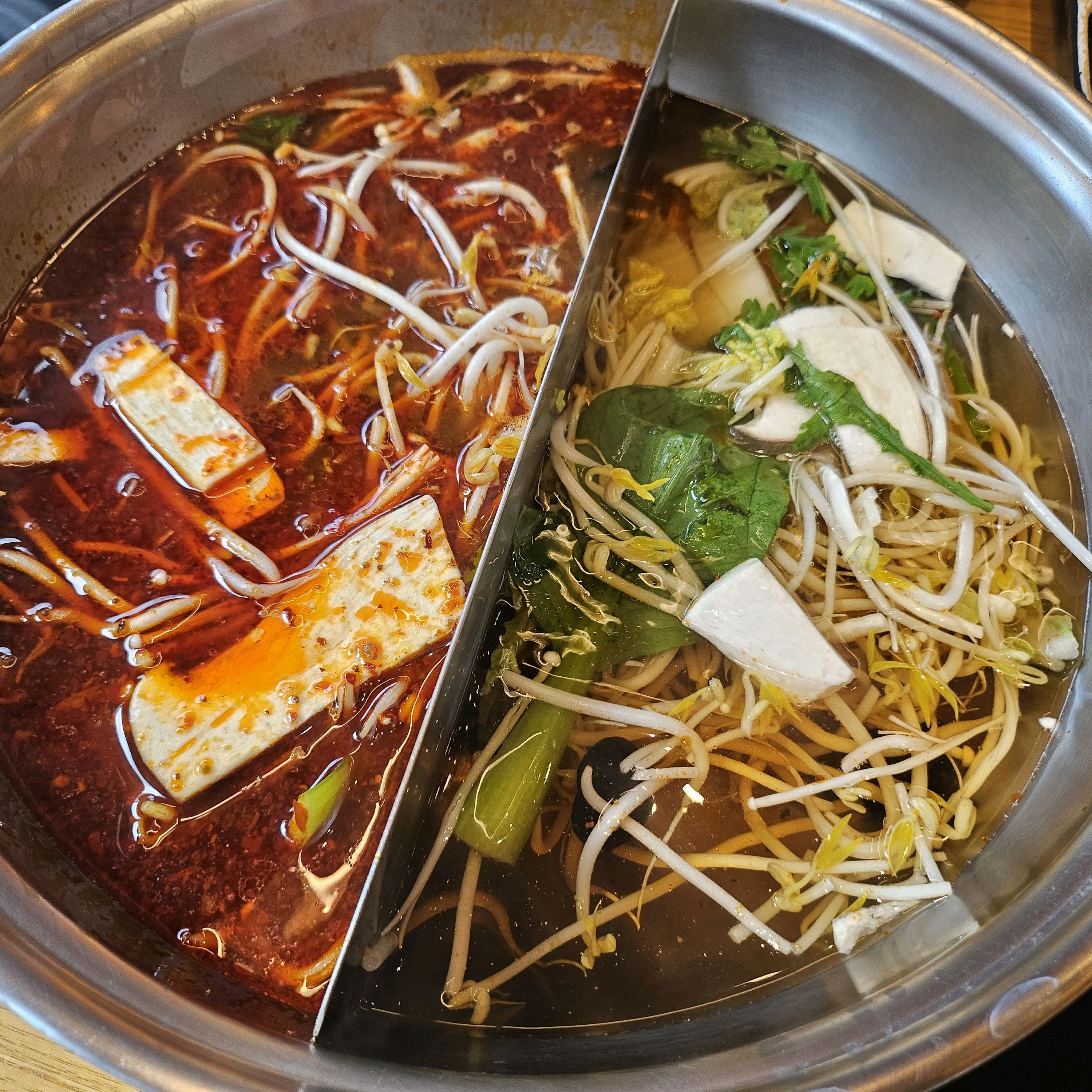 샤브샤브 채소, 고기, 월남쌈을 무제한으로 즐길 수 있어 좋아요. 재료가 신선하고 맛있습니