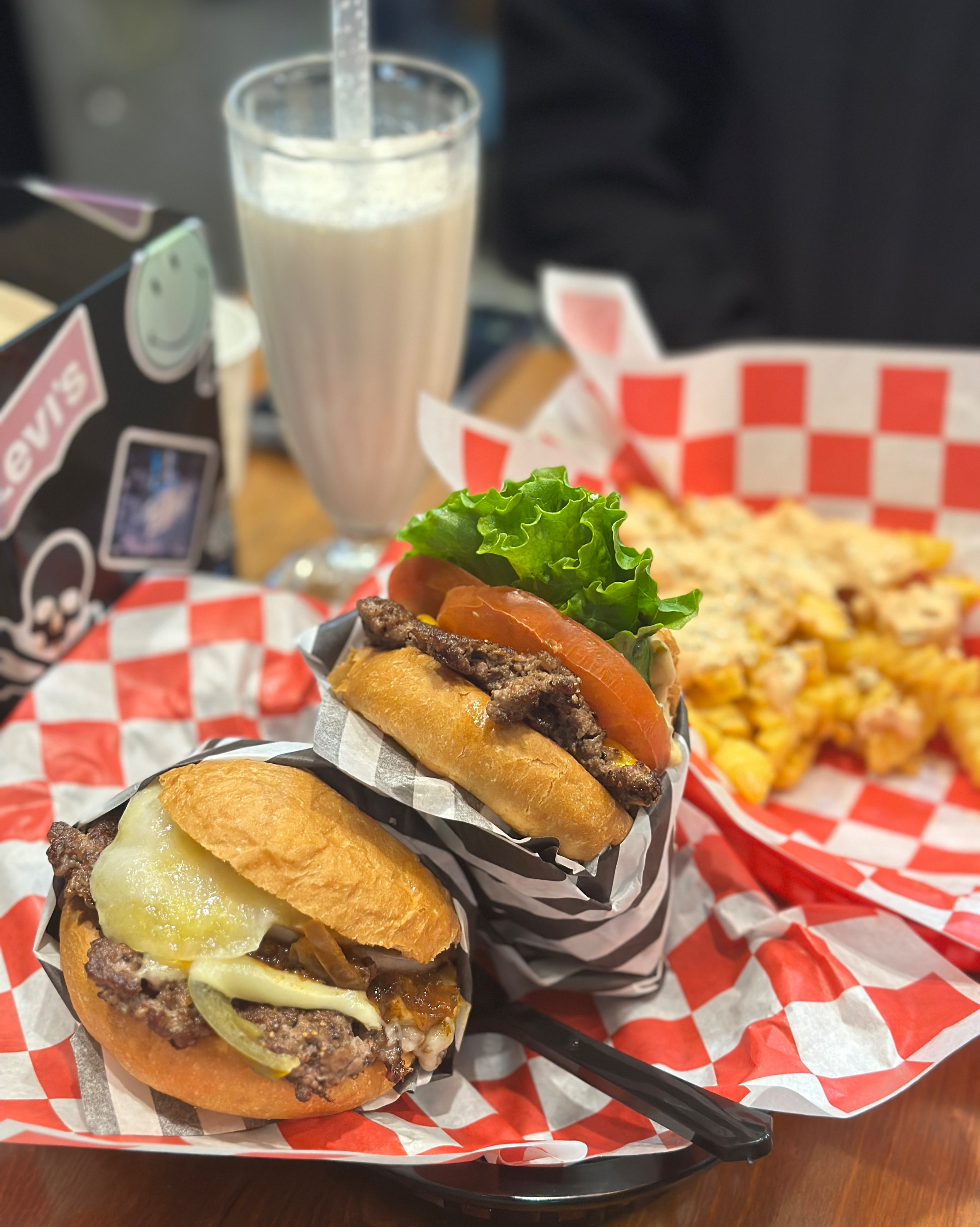 Seven Days Burger is a famous restaurant in Dujeong Station