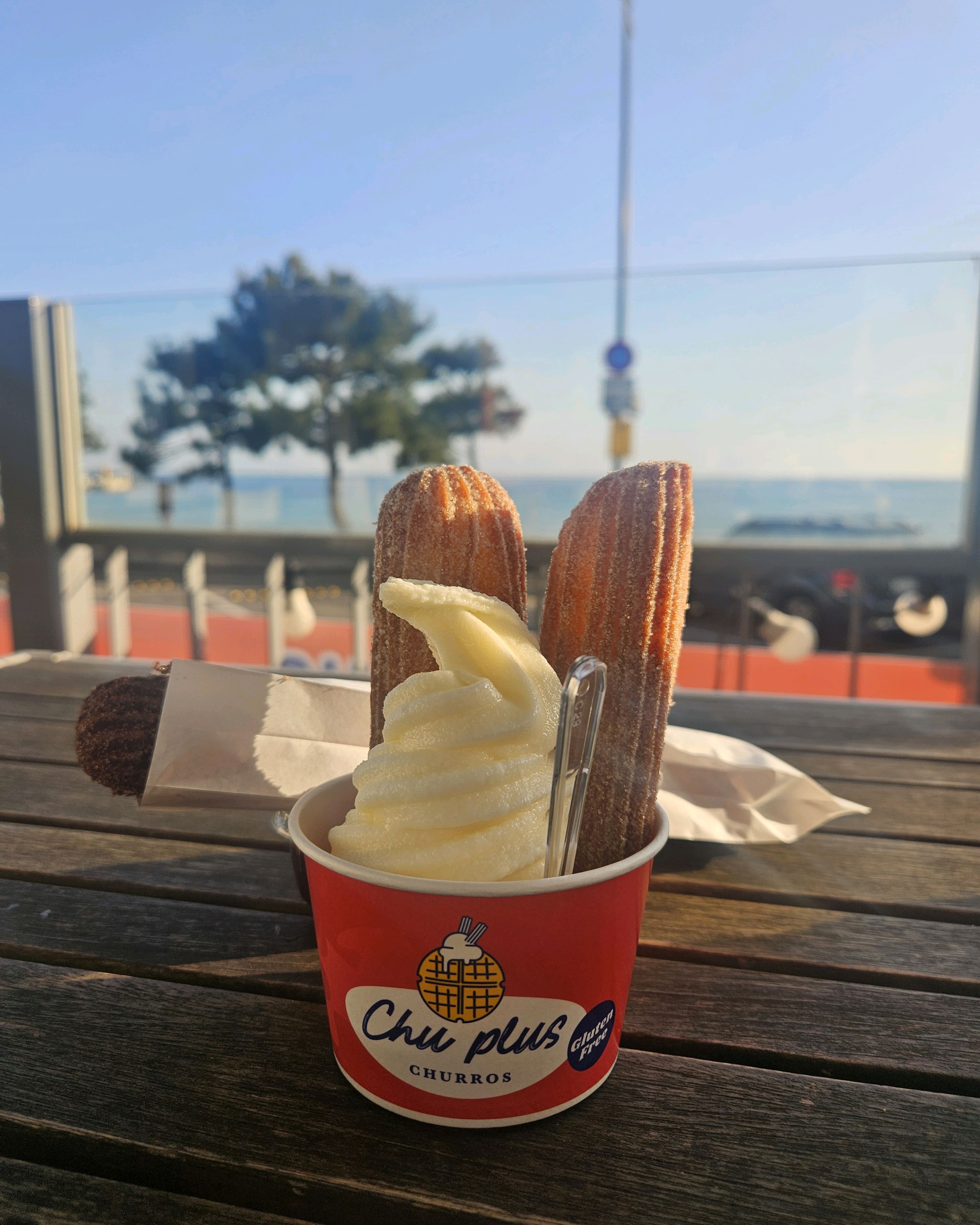 츄러스 따끈따끈할따 먹으니까 너무 맛있어요ㅠㅠ - 송정 맛집 츄플러스 부산송정점