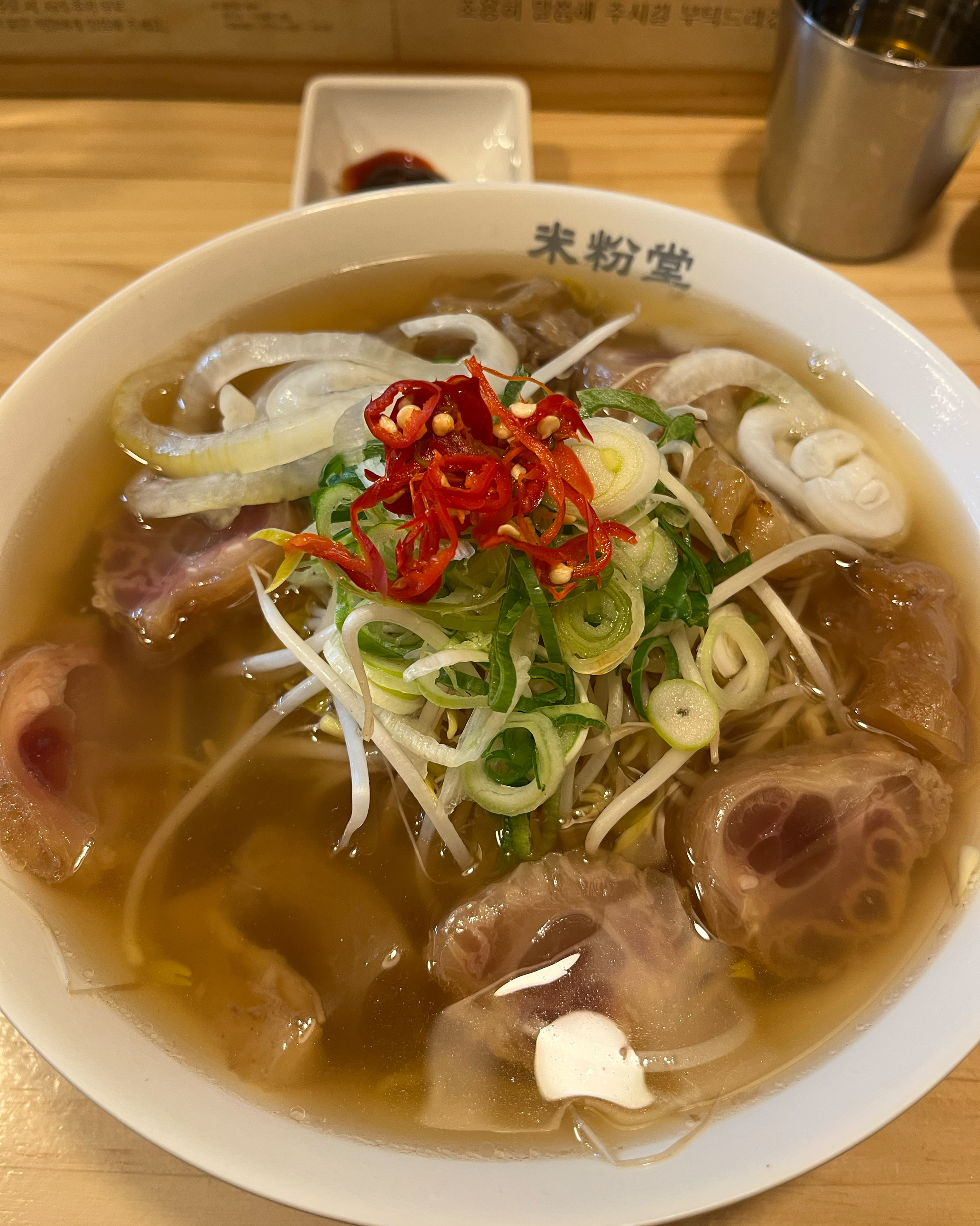 힘줄 쌀국수를 좋아해서 이 지점 저 지점 자주 찾는 편입니다. 고기보단 힘줄을 좋아하는데