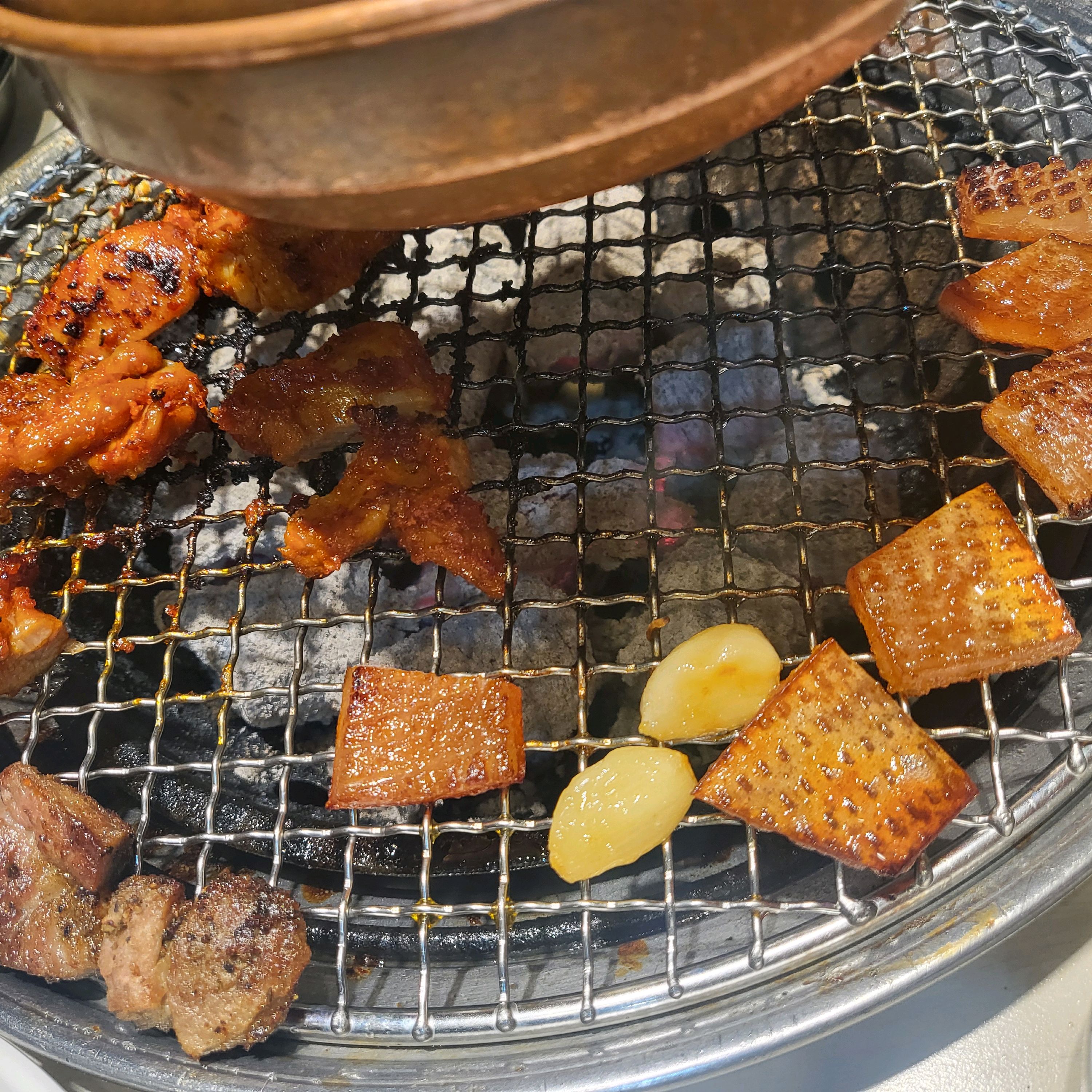 이곳의 제일맘에 드는점은 양념이 쎄지 않다는거예요 갈비,껍데기,닭갈비 짜지 않아서 좋구요