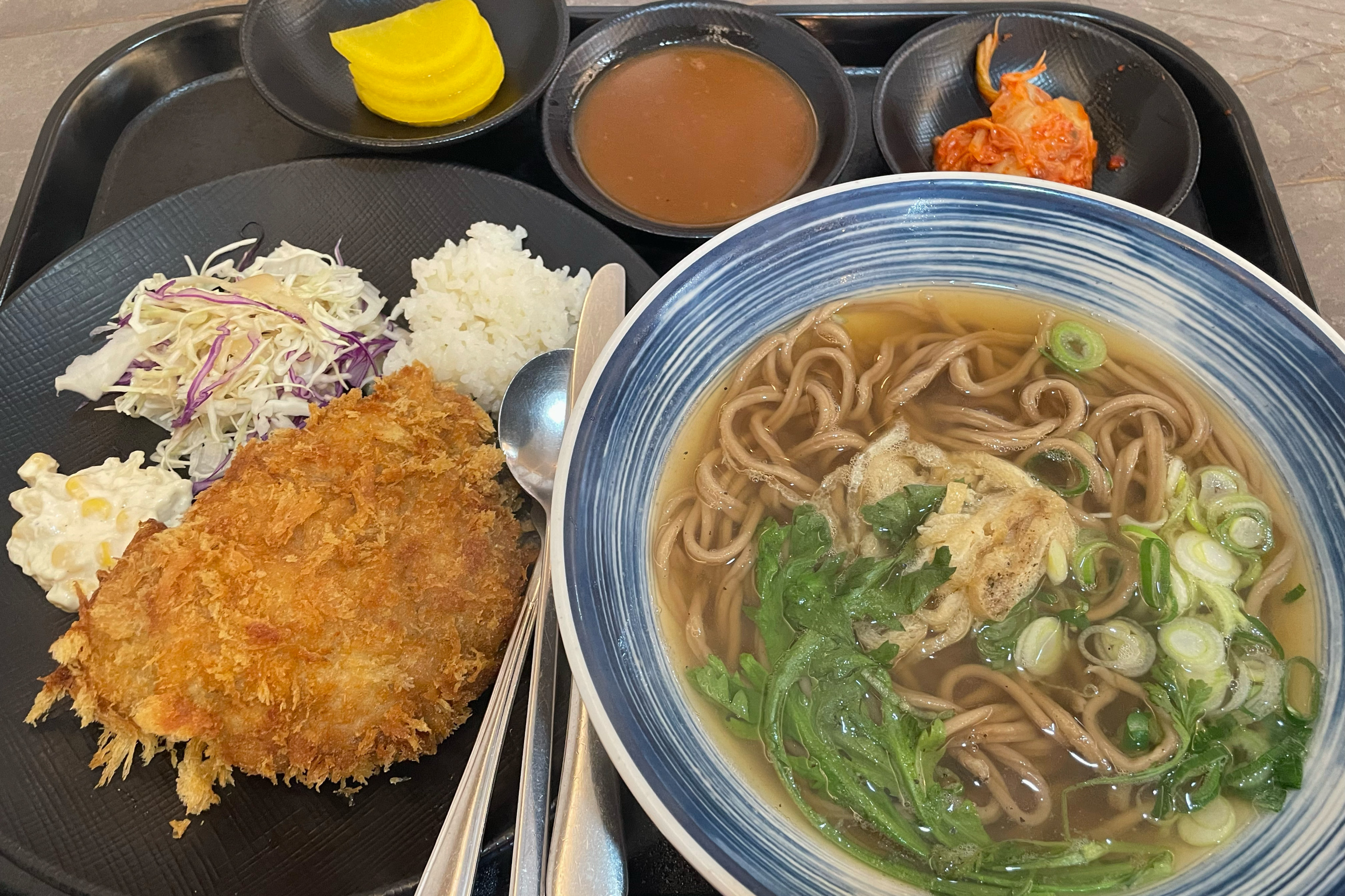 여름에만 모밀먹었는데 온모밀도 처음 도전해봤는데 맛있어요! 돈까스도 바삭바삭합니다👍 - 천호동 맛집 연희네돈까스 모밀제면소 본점