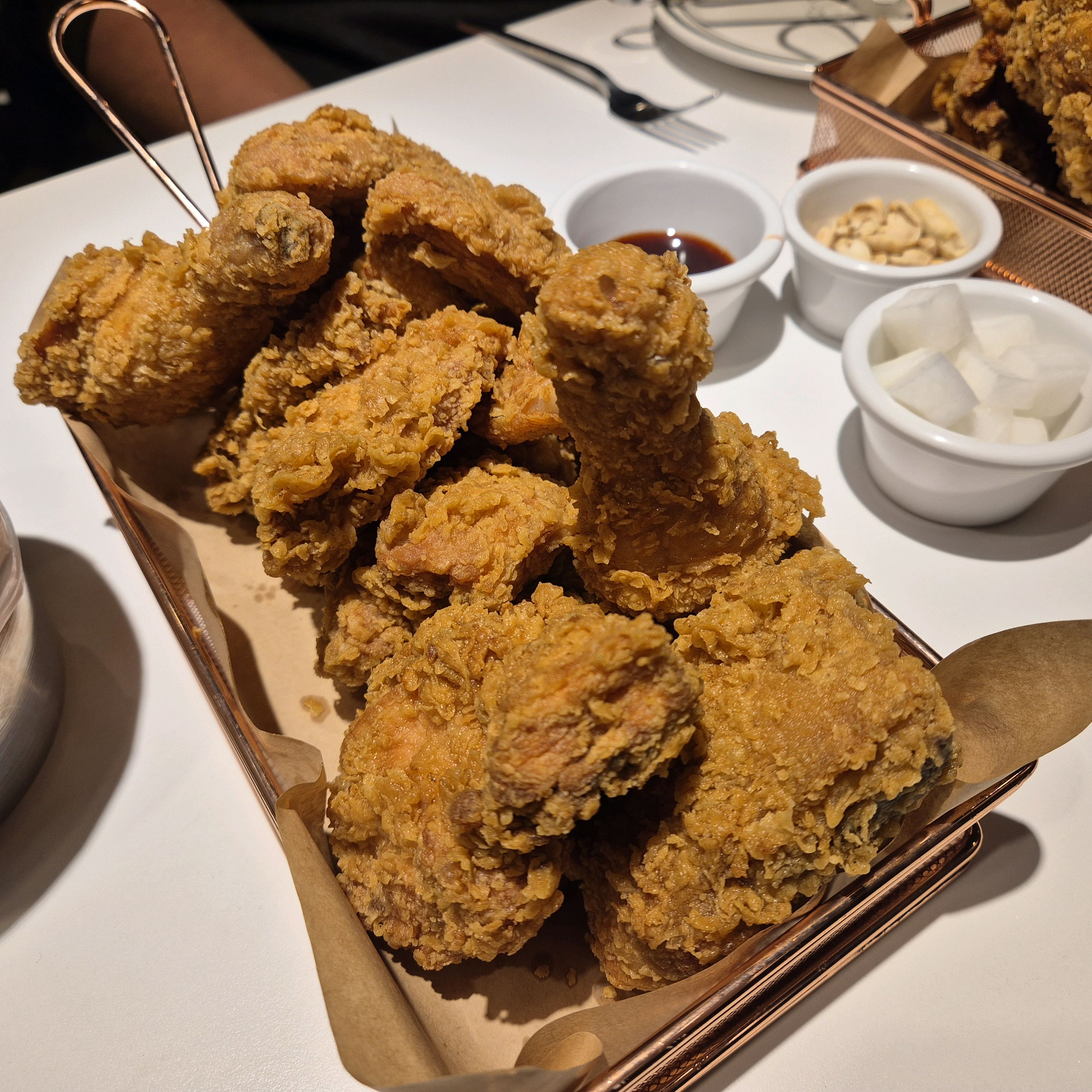 매장 인테리어가 크리스마스 분위기 물씬 나서 먹는 내내 기분이 좋았어요 생긴지 안되서 그런