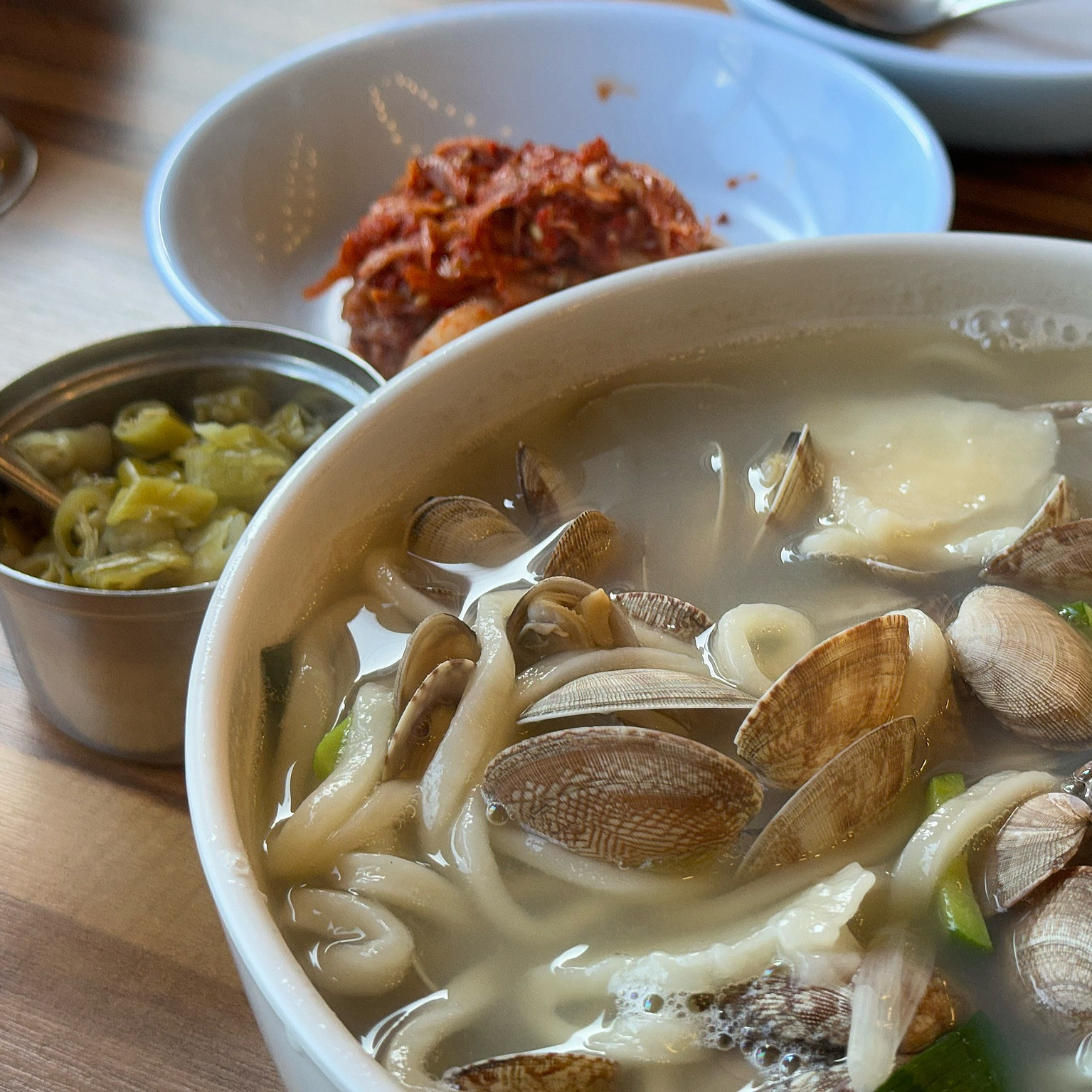 시원한 바지락 칼국수 맛집입니다! 양이 정말많고 칼제비 메뉴도 팔아서 좋더라고요~ 무엇보다