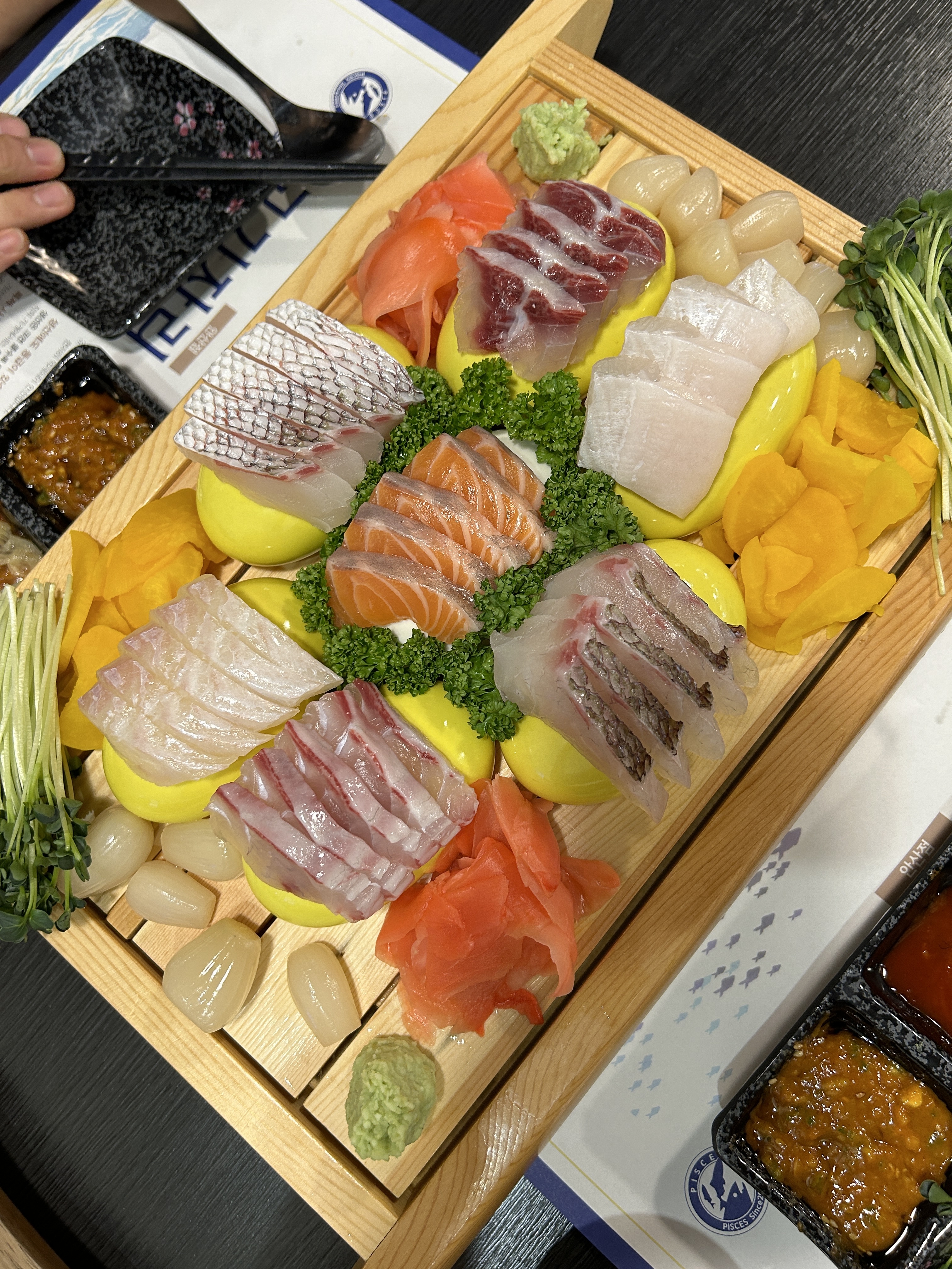 비싼숙성회가 무한리필이래서 다녀왔는데 회도너무맛있고 부위도 다양해서 너무 좋았어요 이런곳에