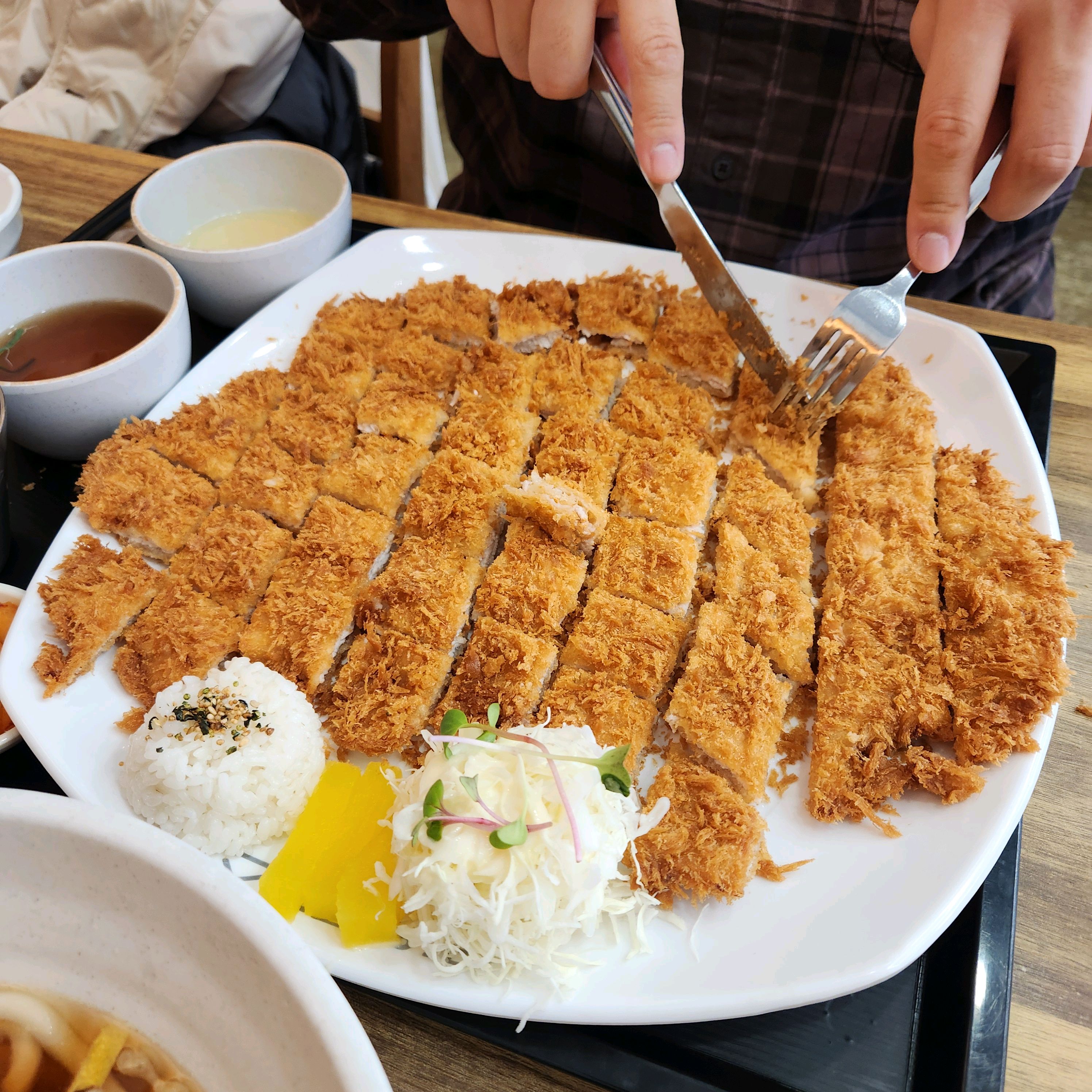 오랜만에 방문했는데 역시나 푸짐하고 넘 맛있어요!! 튀김도 바삭해서 부모님도 좋아하시네요 - 화성 봉담 맛집 홍익돈까스 봉담점