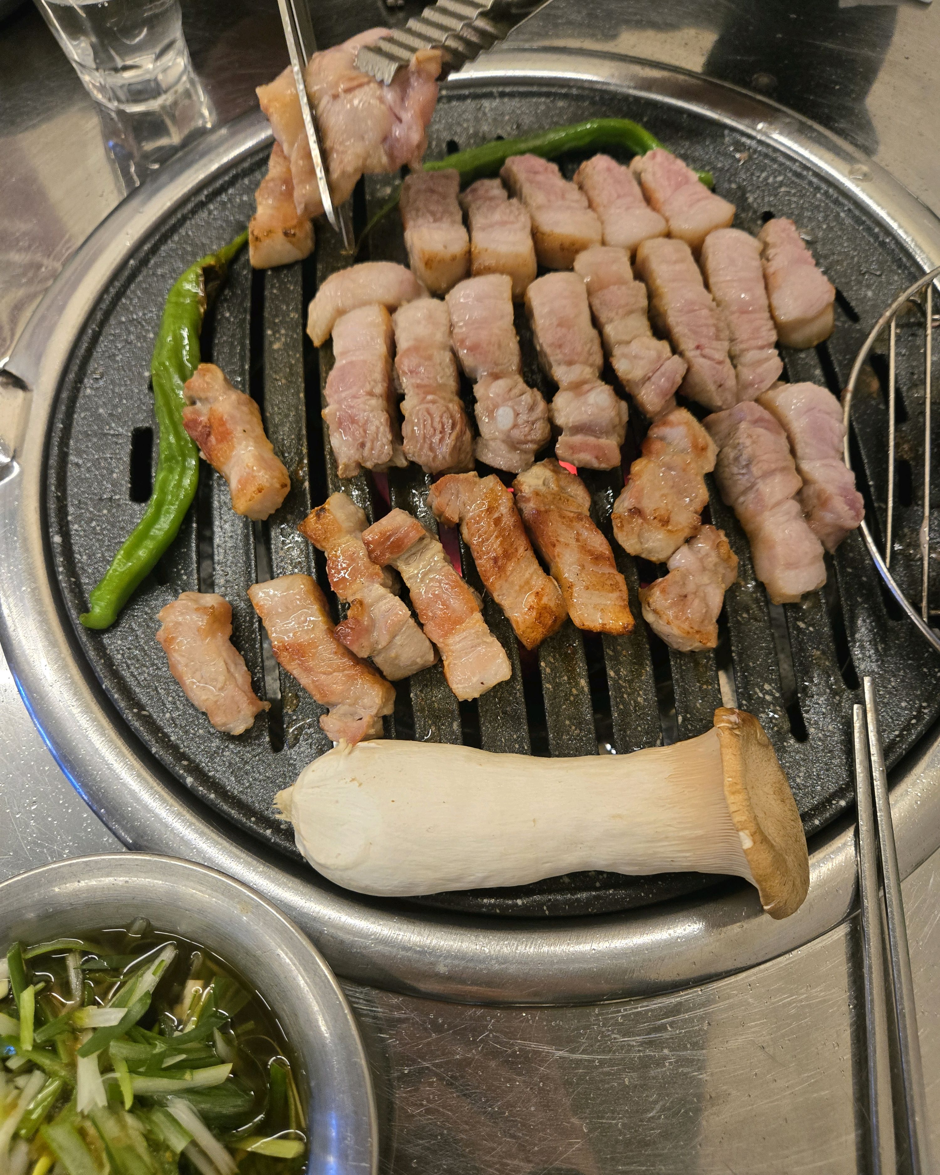 잊을만하면 오는 천호의맛집, 친절하고 분위기도 괜찮아서 요즘 추울때도 따뜻하게 삼겹살먹을수