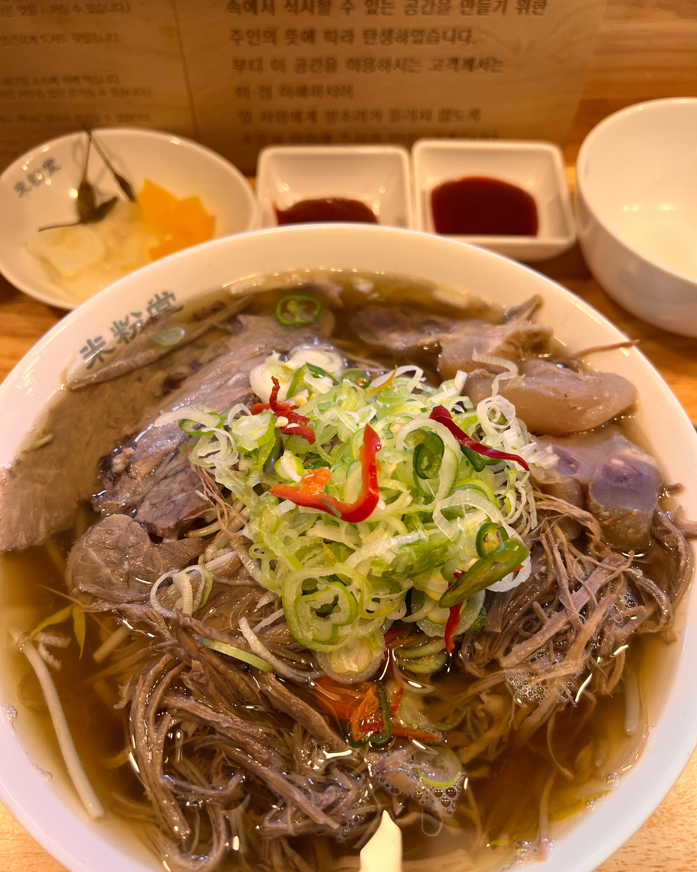 고기 토핑의 양이 장난아니고 소스 종류도 다양해서 좋았어요, 국물맛은 조금 심심하긴 했는데