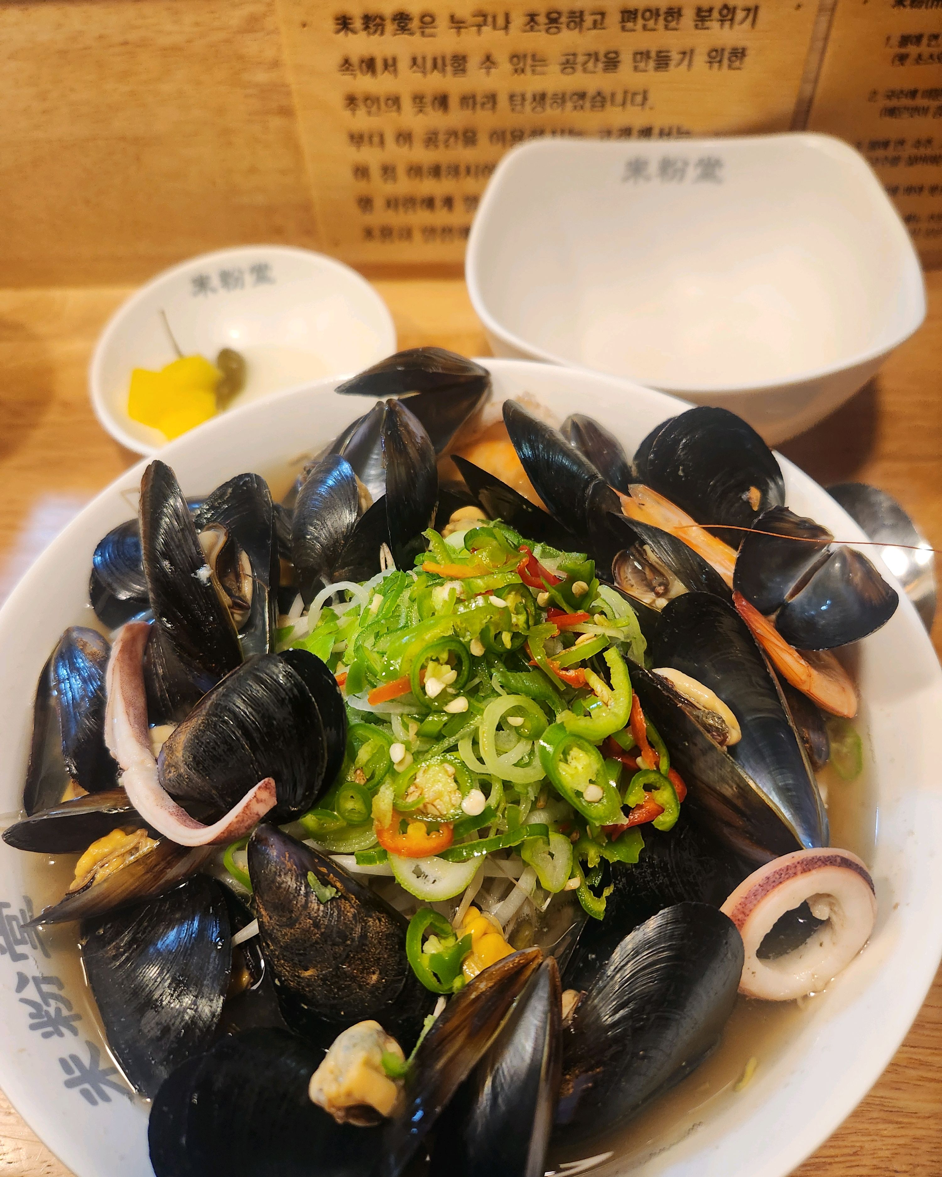 해물 쌀국수는 약간 전주식 콩나물국밥 맛이랑 똑같아요. 콩나물이 아니라 숙주지만요. 숙주가