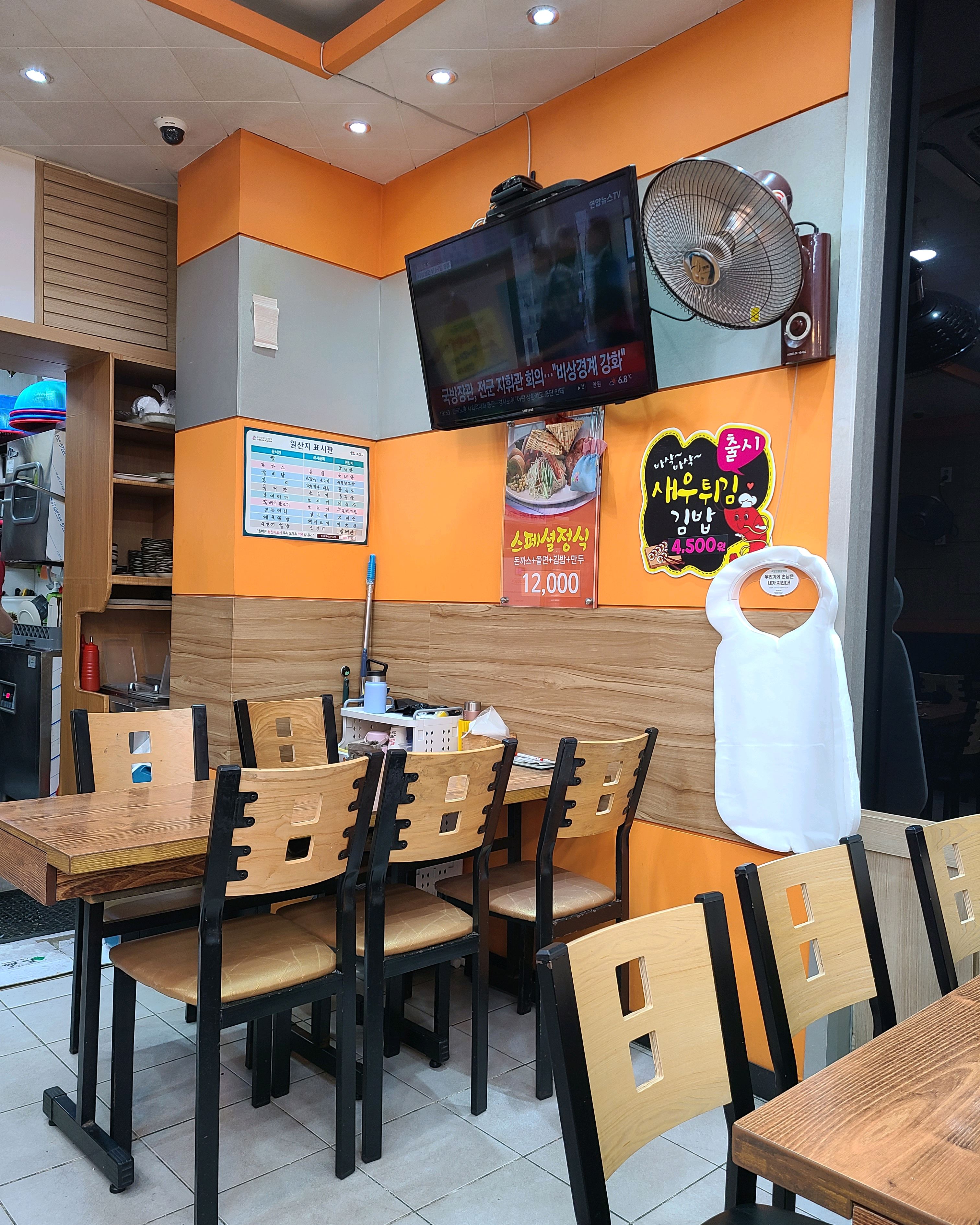 여행 중에 야식사러 들렀었는데 남자사장님 정말 친절하시네요! 쫄면이 너무 맛있어서 다음에