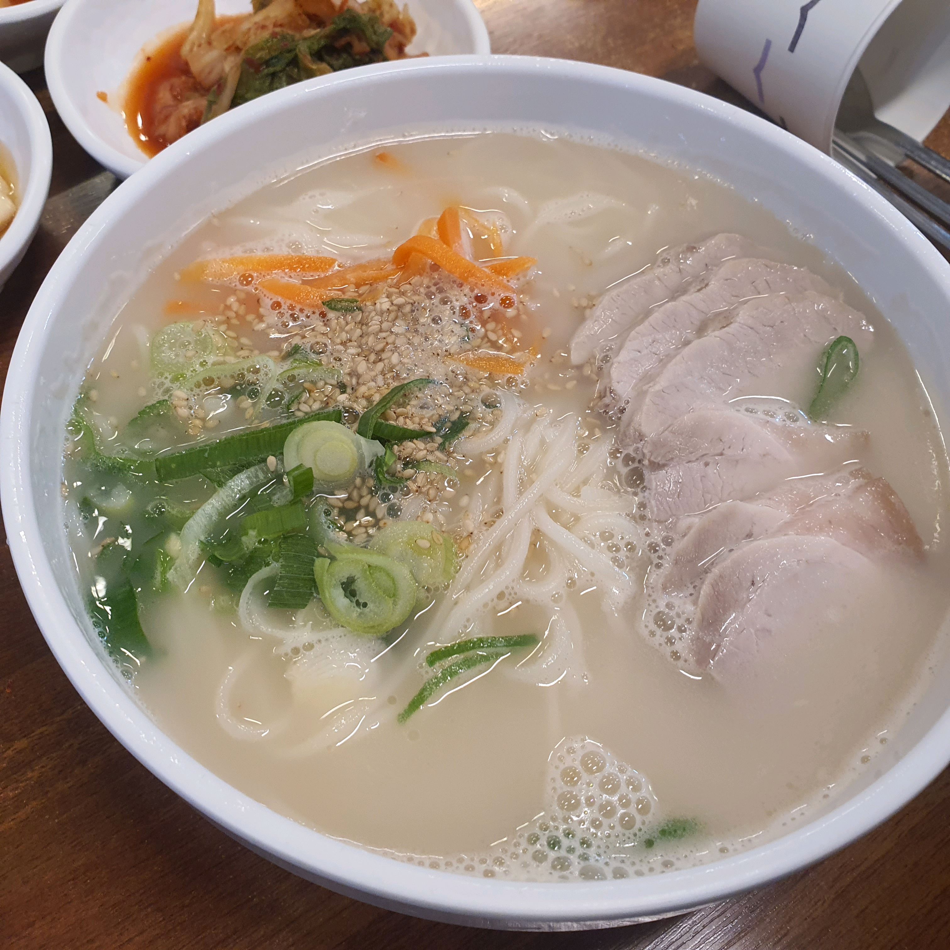국물이 기름지지 않고 깔끔해요~ - 제주 맛집 국수마당 본점