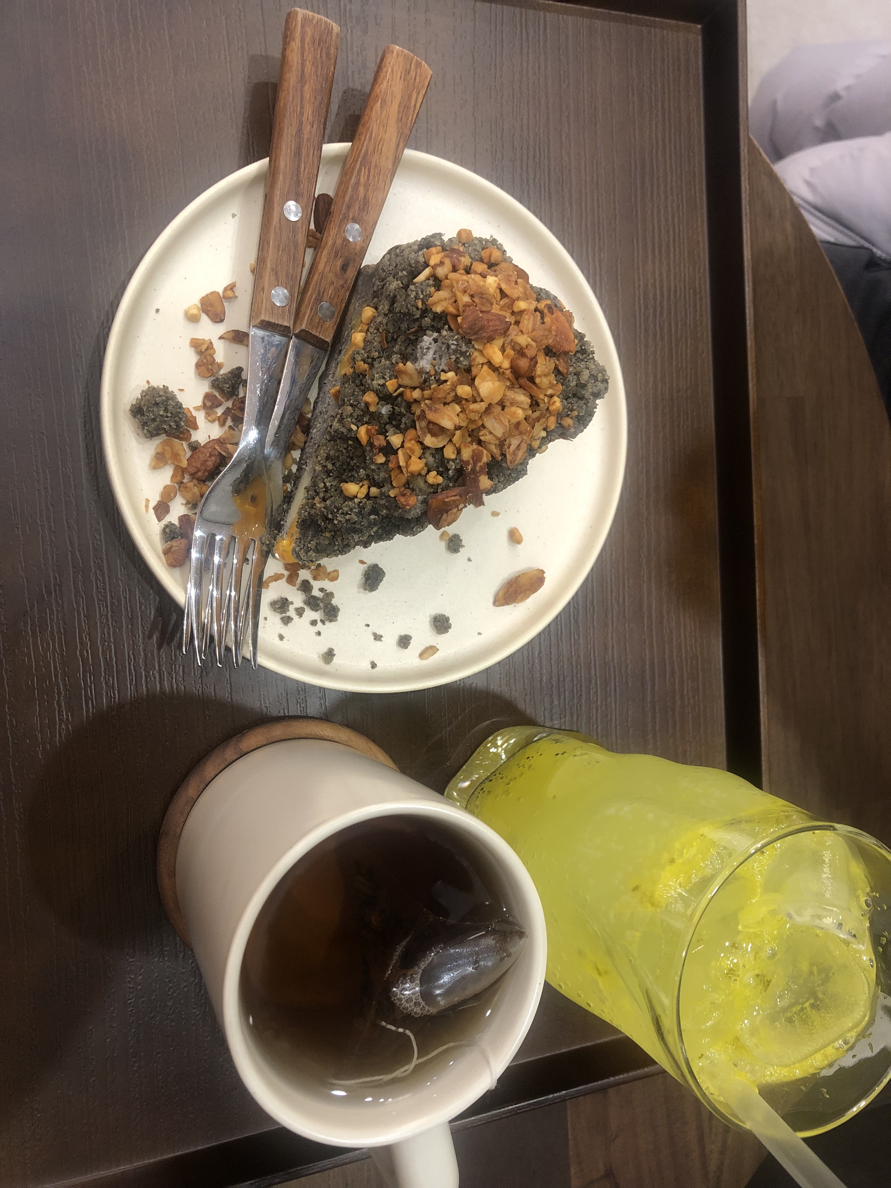 첫방문했어요. 흑임자구황작물 케이크 꾸덕하니 흑임자맛이 강했어요. 다른 토핑(밤, 고구마등
