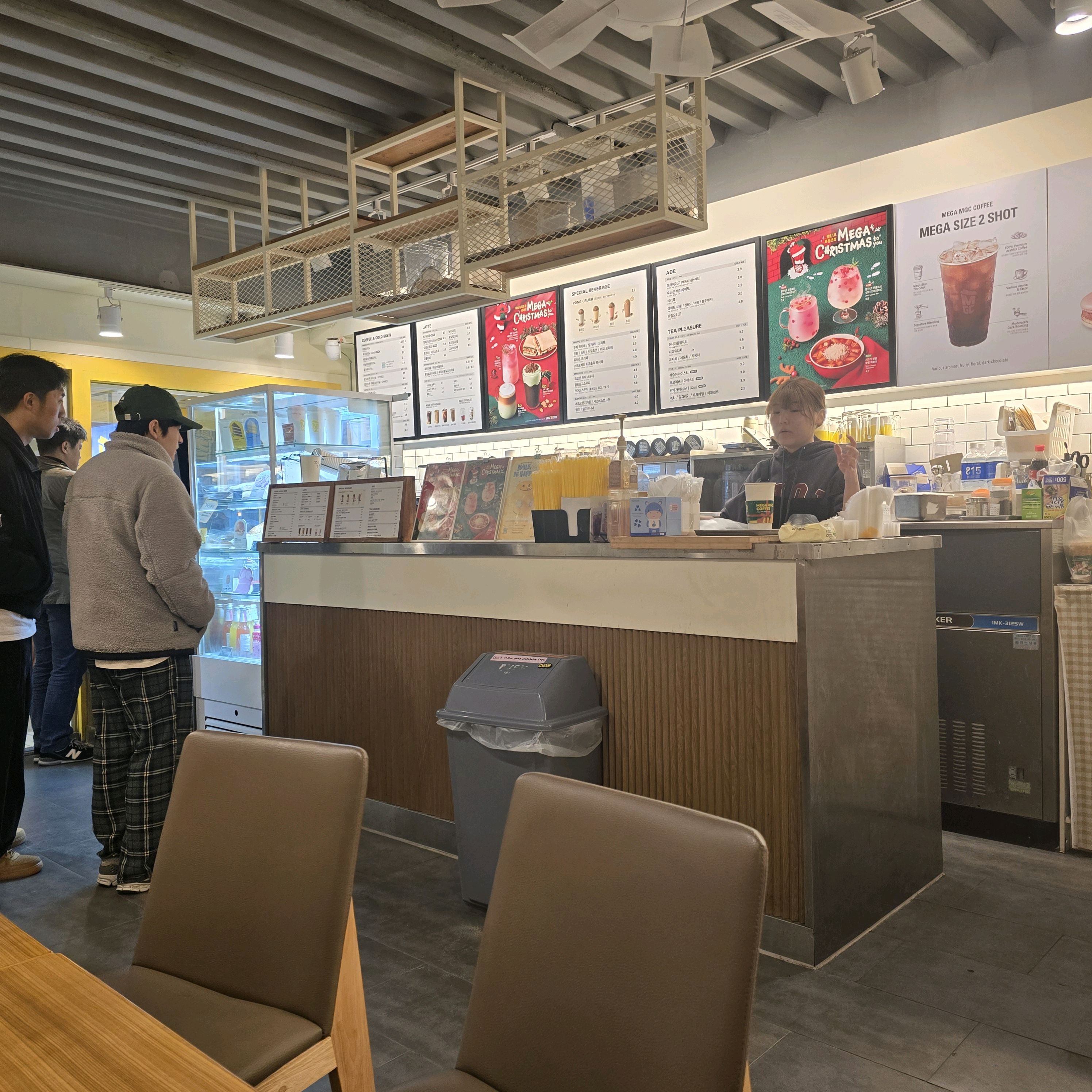 일하시는 분 정말 친절하십니다. 추운겨울 저녁 송정 나들이 왔다가 따뜻한 음료 마시러 왔