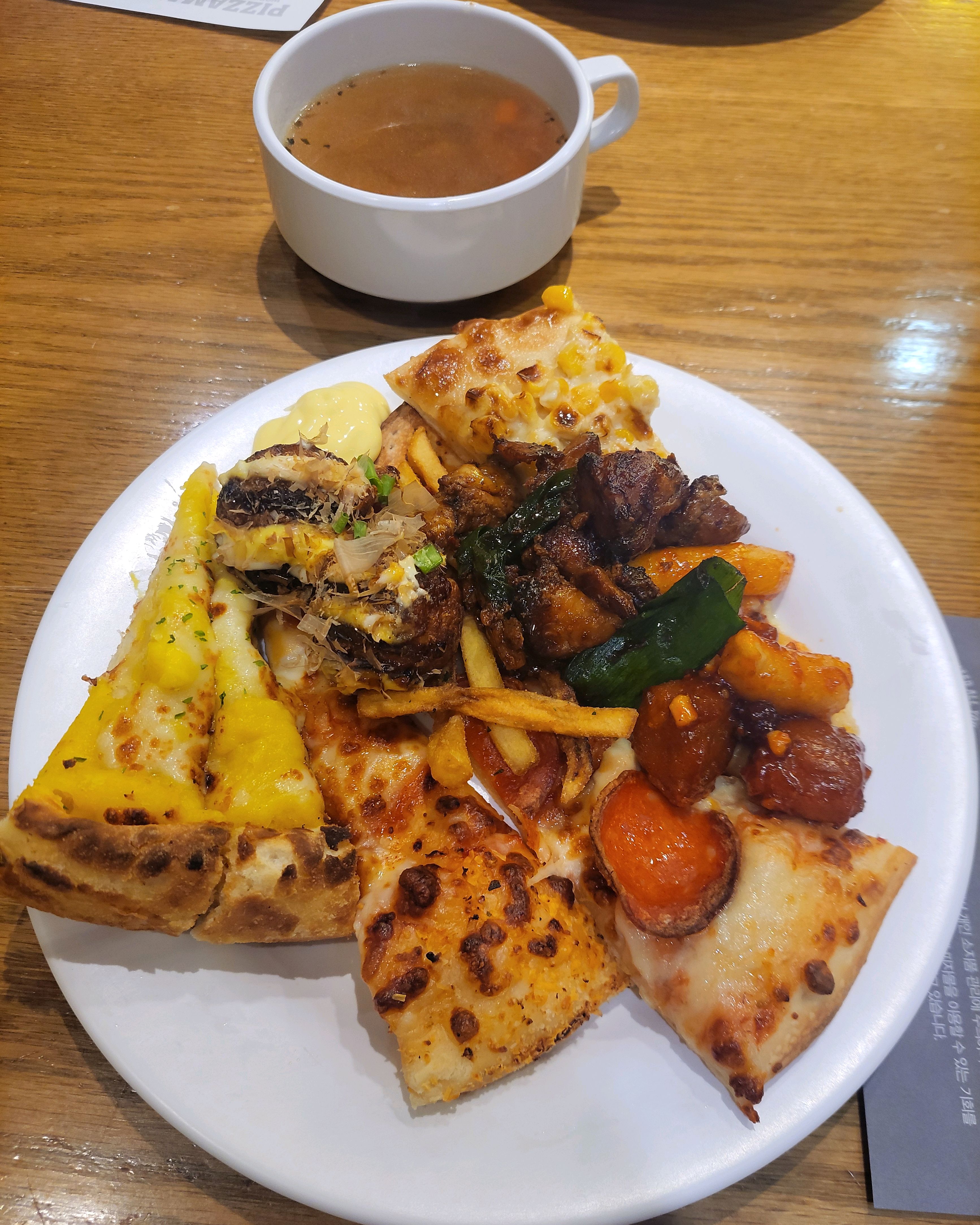피자는 한 번에 여러 개 담아오지 마시고 - 수원터미널 맛집 피자몰 NC수원터미널점
