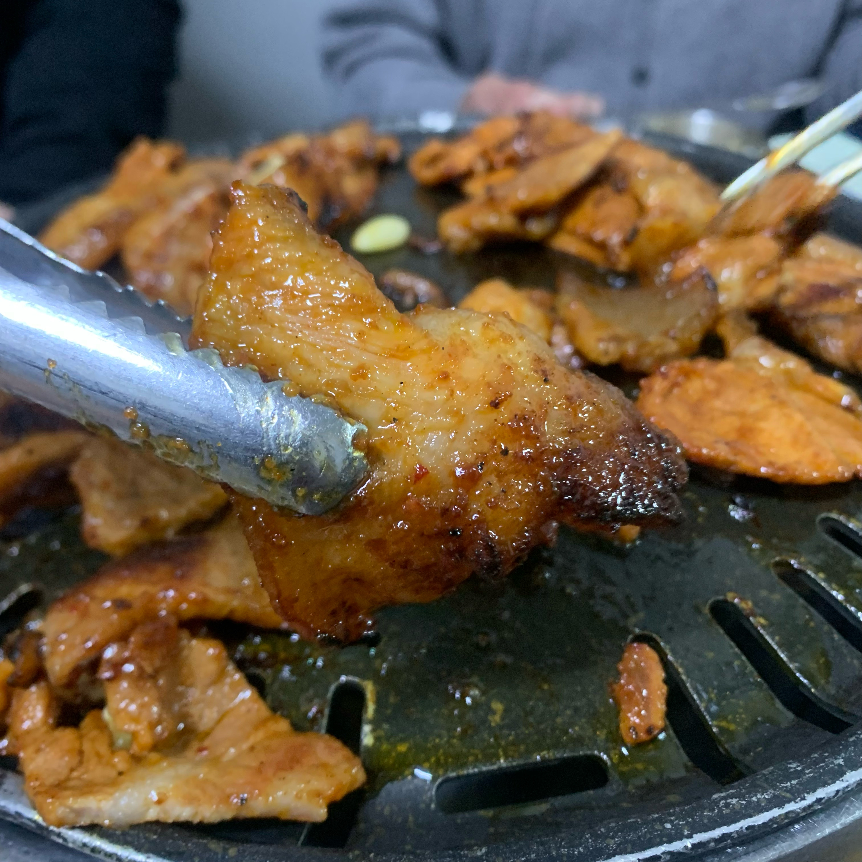 입소문 듣고 찾아갔는데 맛있네요 식당이 오래된 건물이라서 노포갬성도 들구요 2명이 먹는 청