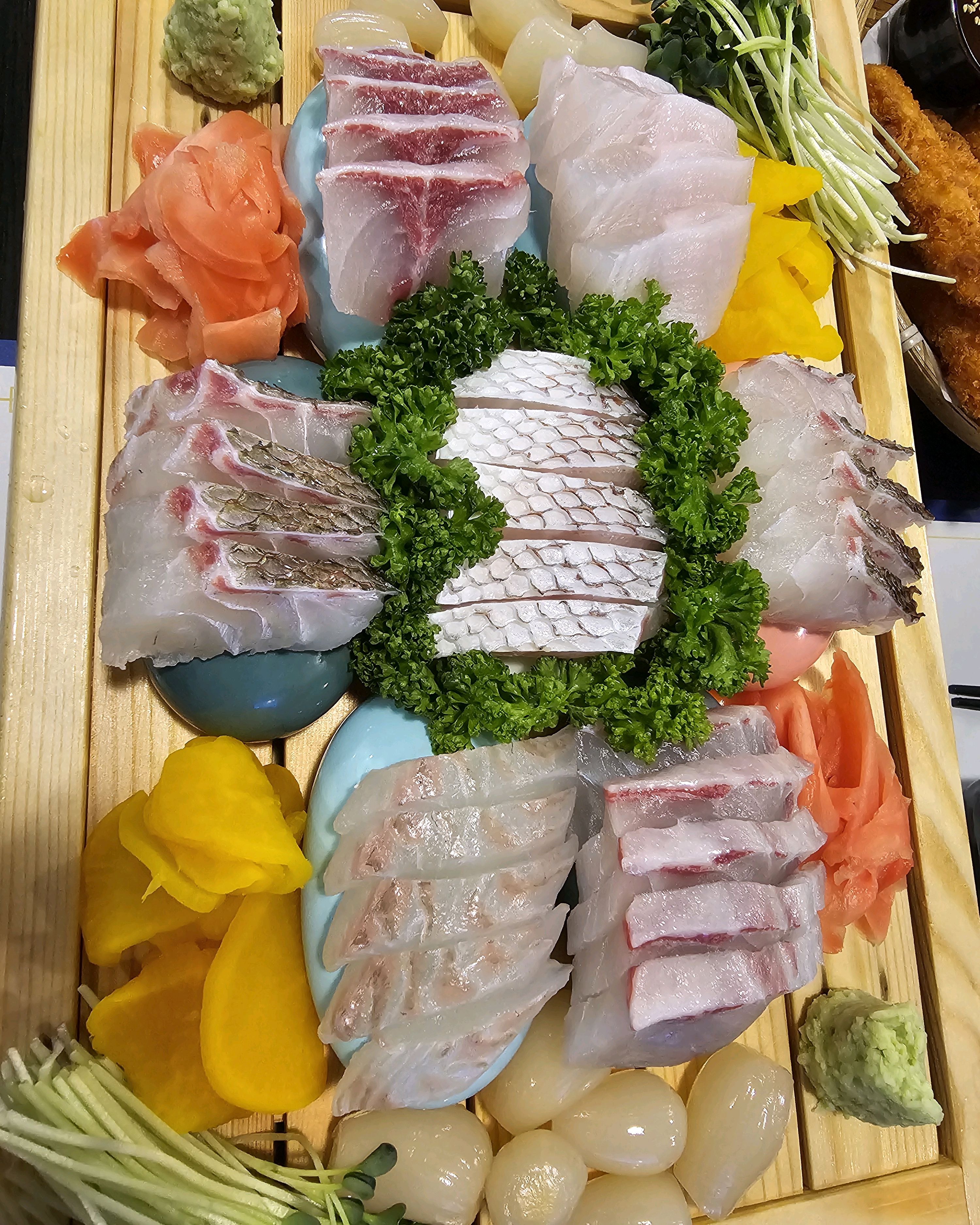 신선하고 맛있는 각종 회 친구들과 잘먹었습니다. 아주 회가 살살 녹고 직원분들 응대도 굉장