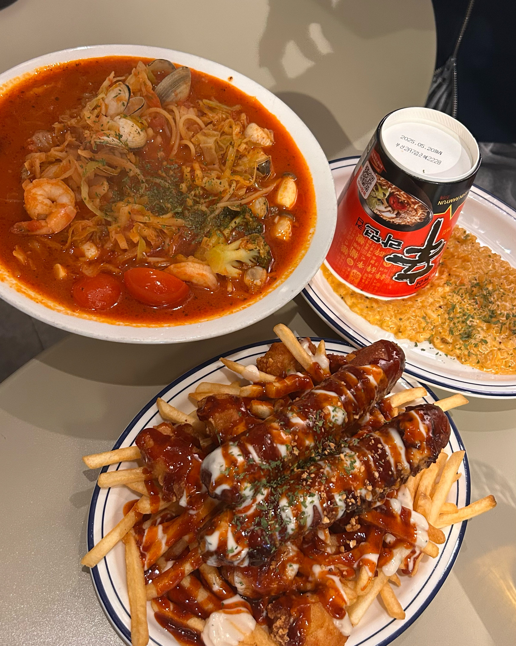 메뉴 다 맛있었구 저는 신라면 리조또가 가장 맛있었던 거 같아요. 기본안주도 매운새우깡이랑
