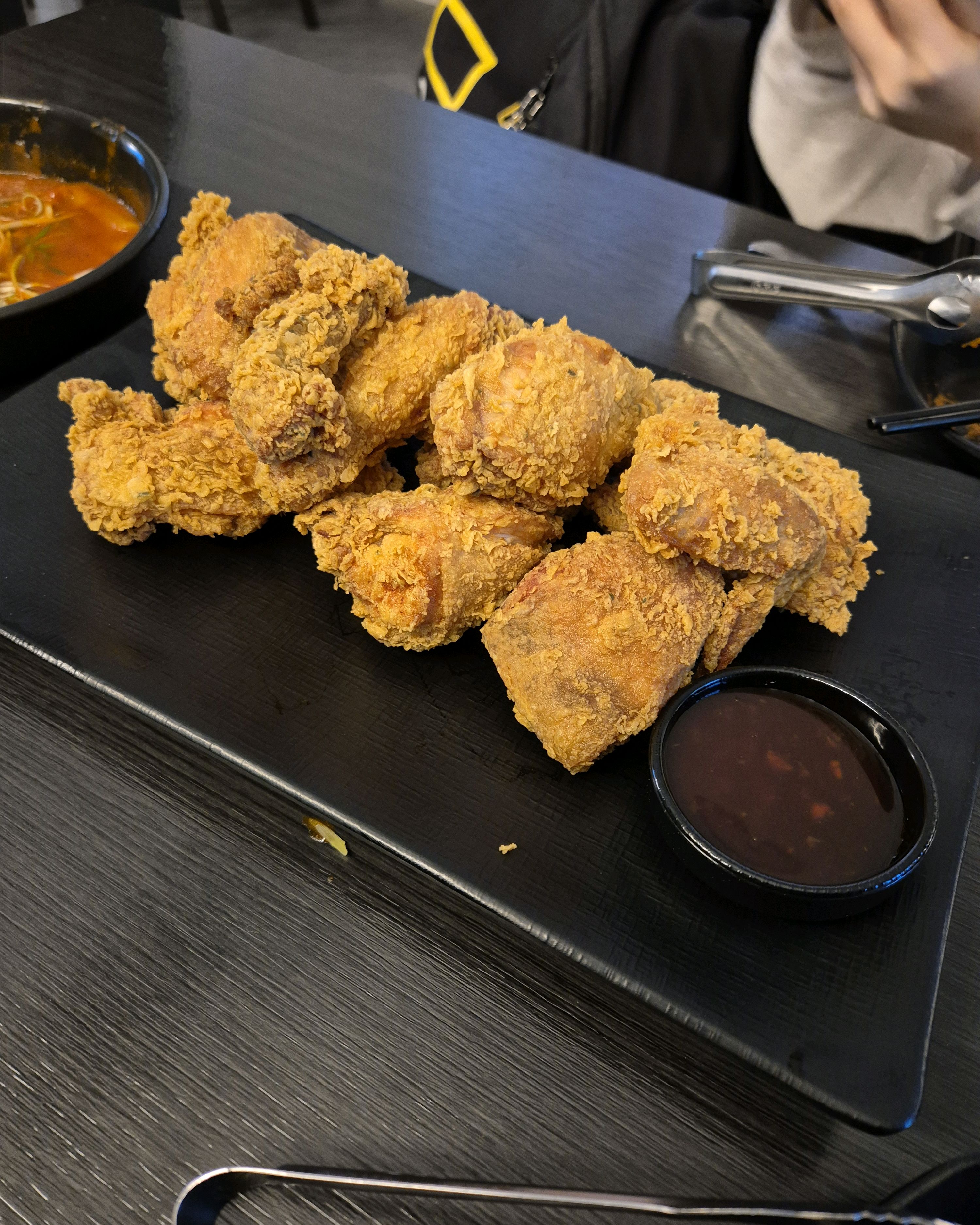 떡볶이는 기대 안하고 시켰는데 맛있었어요! 매운맛도 그렇게 맵진 않아서 괜찮을 거 같습니다