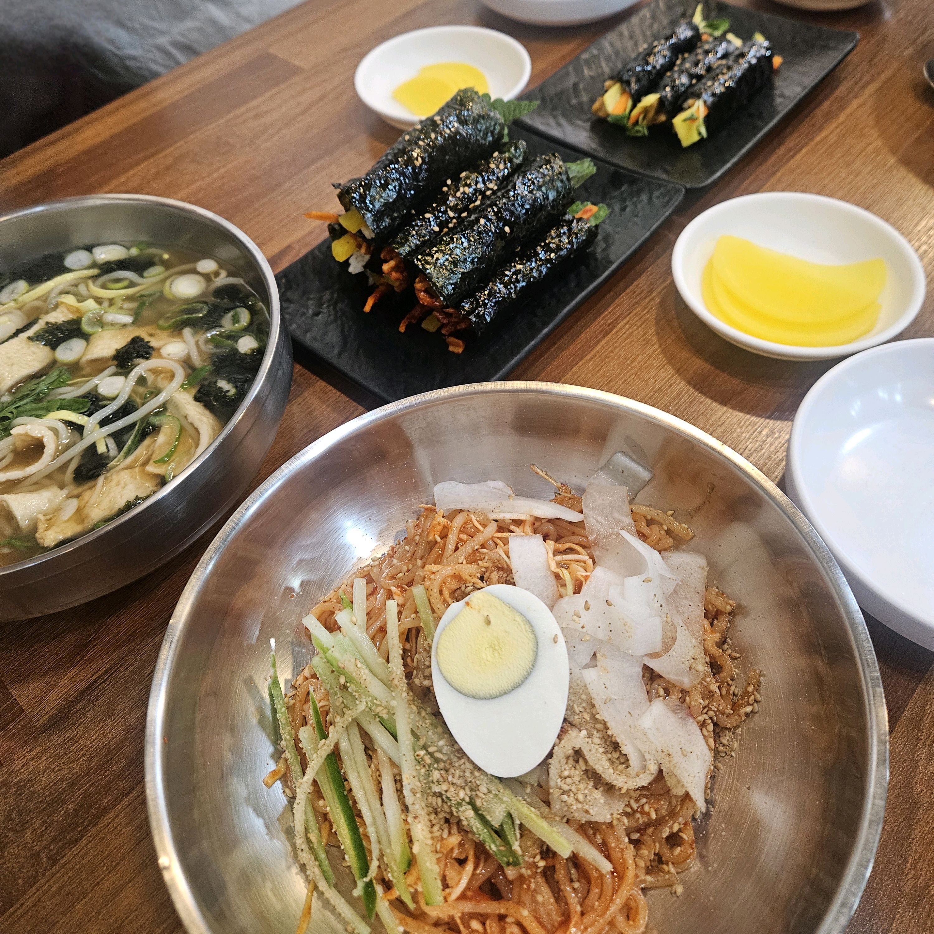 비빔쫄면과 유부온쫄면을 꼬마김밥이랑 진미채깻잎김밥이랑 같이 먹었는데, 면도 쫄깃졸깃하고
