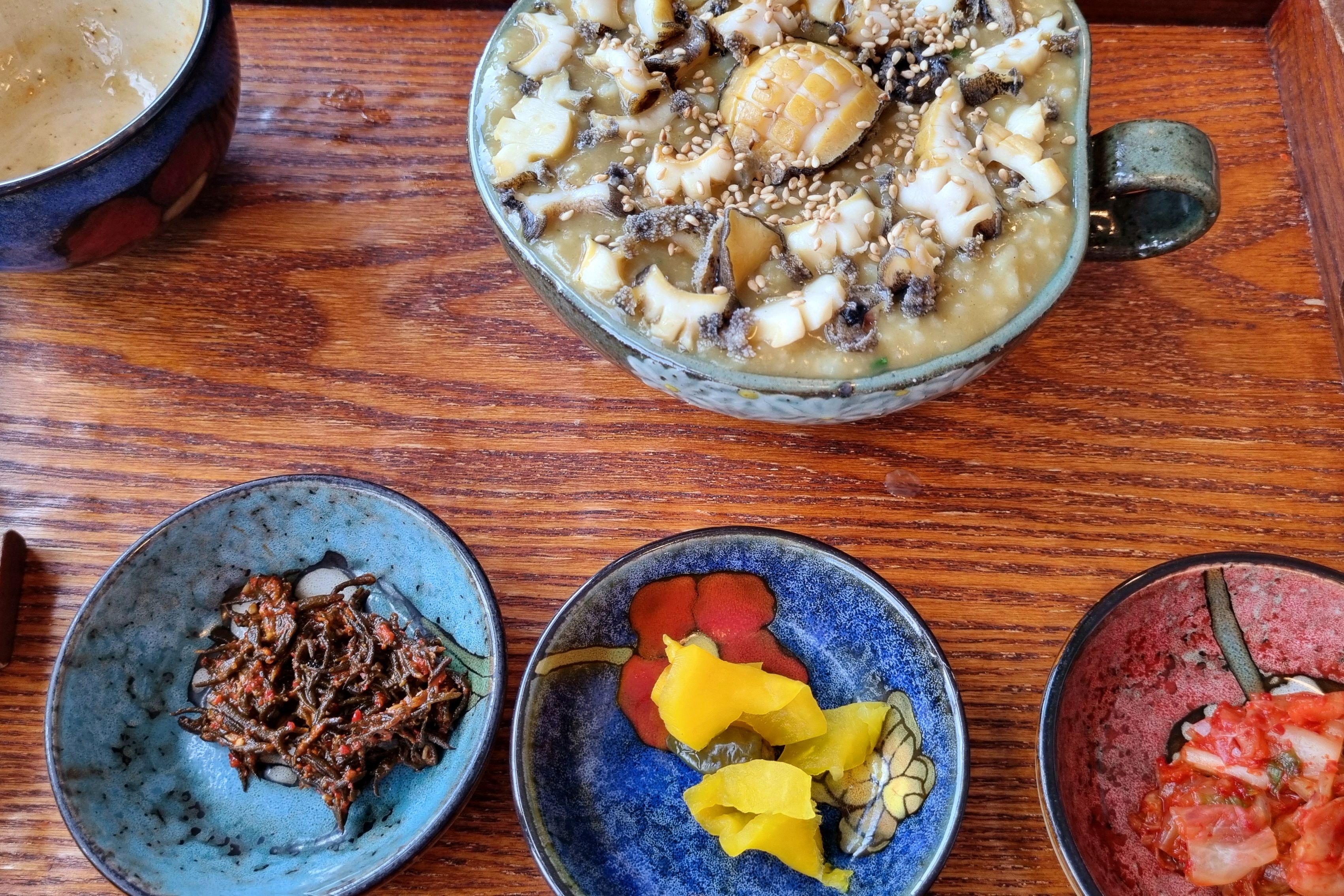 음식이 깔끔하고 맛나요. 건강한 재료로 정성스럽게 나옵니다. 양도 많아요. - 제주 맛집 바당길 서귀포점