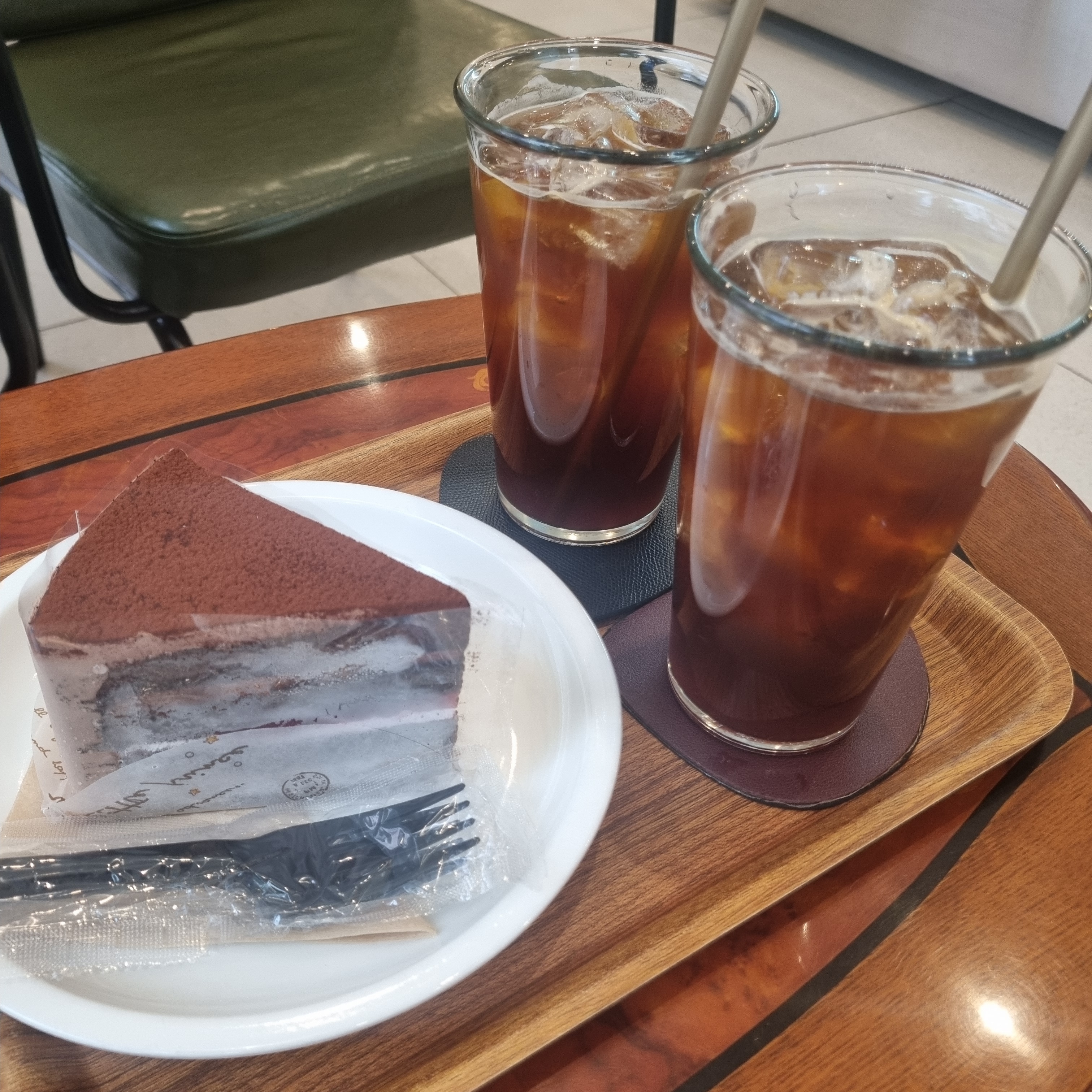 케이크도 맛있고 가격이 정말 착해요! 테이블도 많고 얘기하기 좋았어요~ - 천호동 맛집 카페노란코끼리
