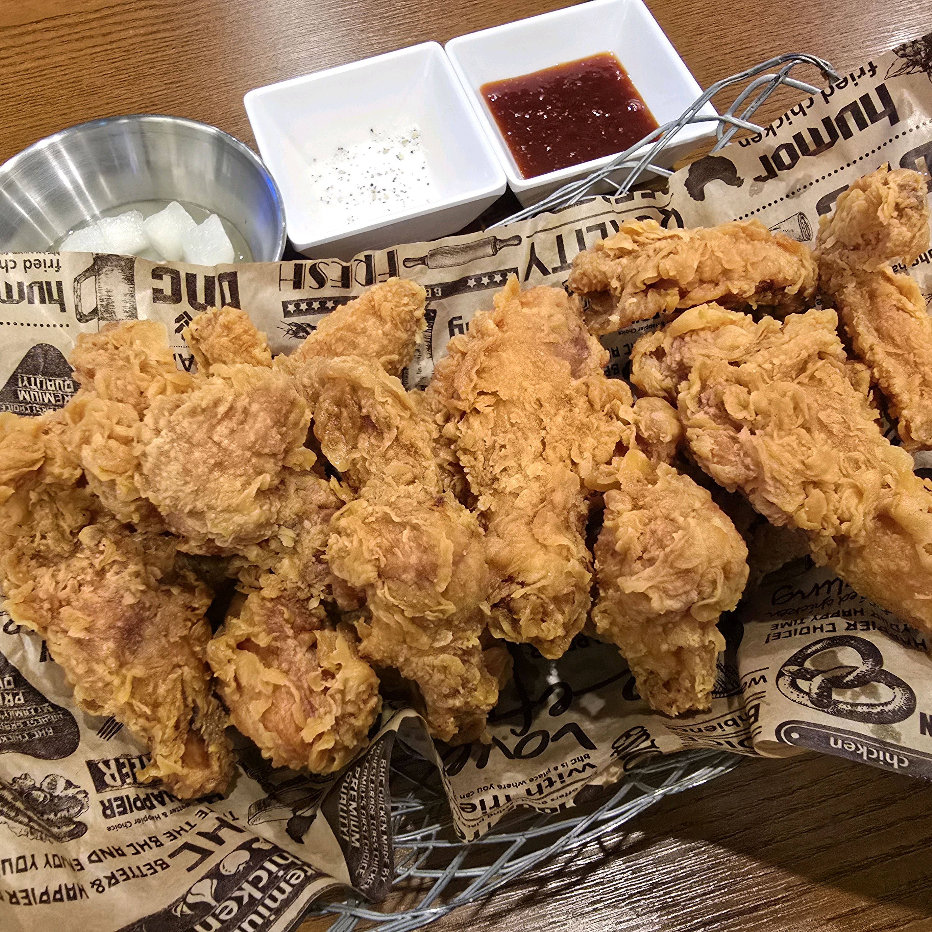 호텔안에 치킨+ 맥주 마실 수 있어서 좋고 12시까지 영업해서 수영하고와서 치맥하기 최고인