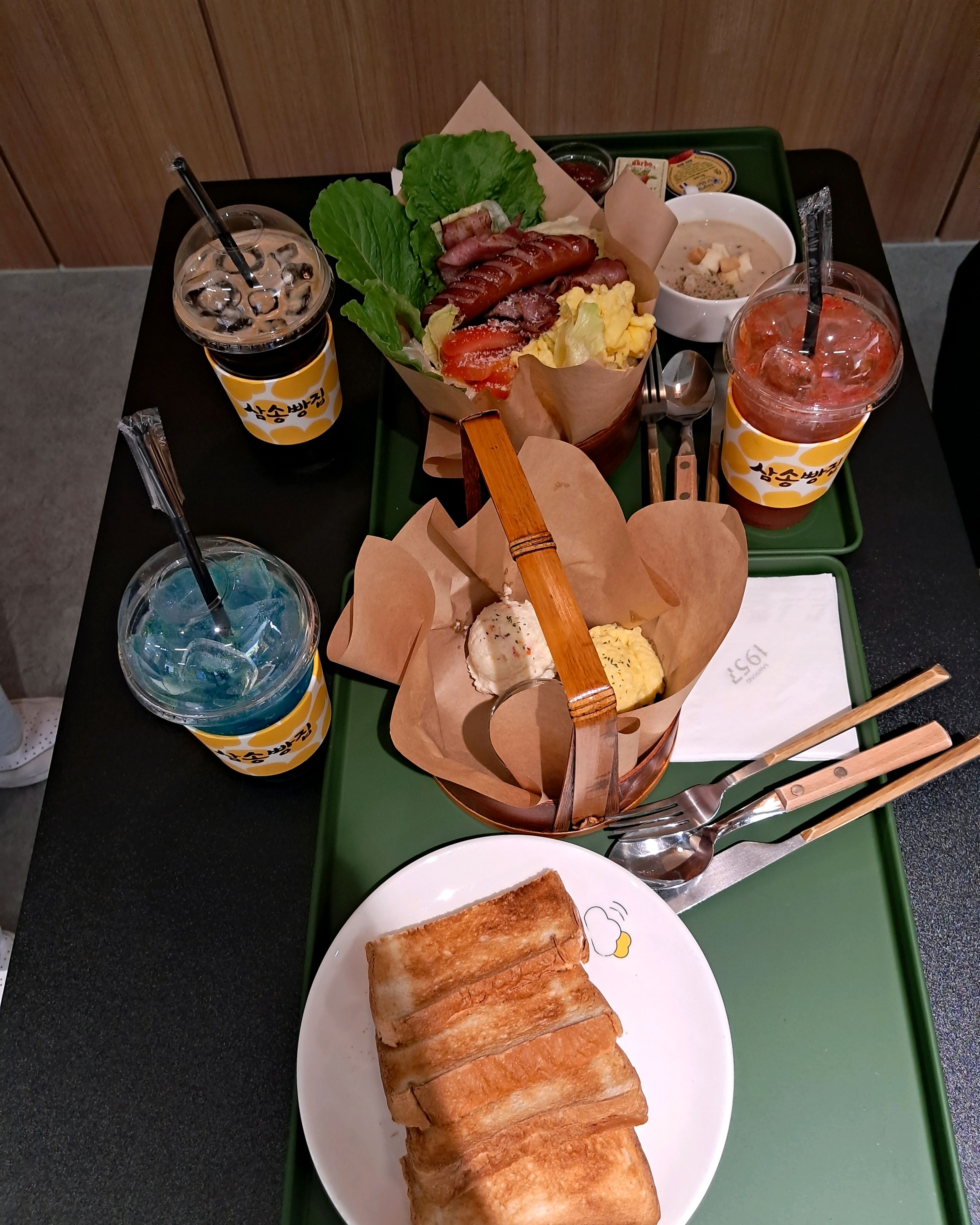 딸들과 강릉여행왔다가 MGM호텔에 있는 삼송빵집이 1층에 있어서 예쁜 브런치도 먹고,맛난