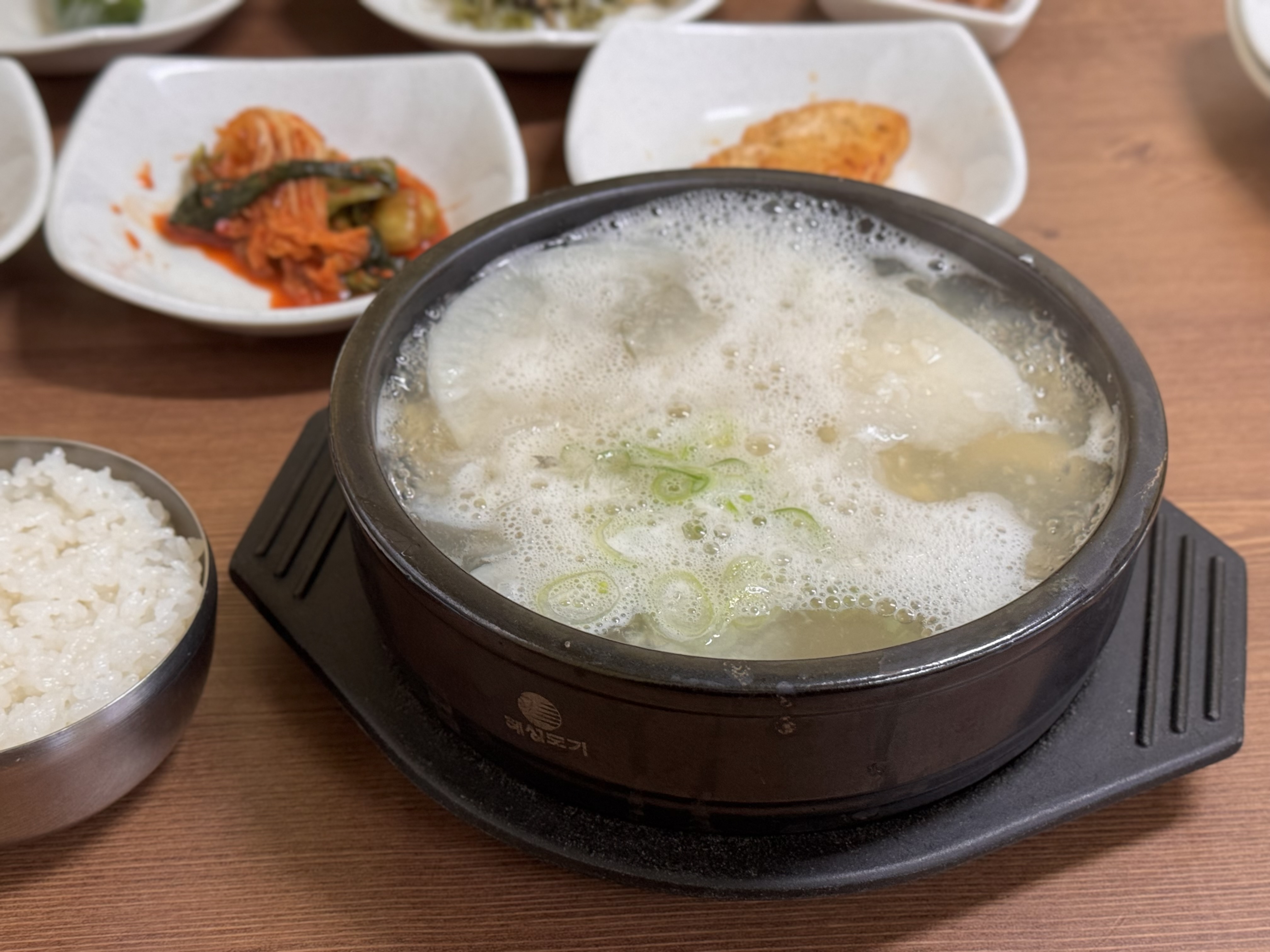 전 날의 숙취를 달랠 겸 방문한 엄마손대구탕 , 숙소랑 가까워가지고 걸어서 방문했어요. 오