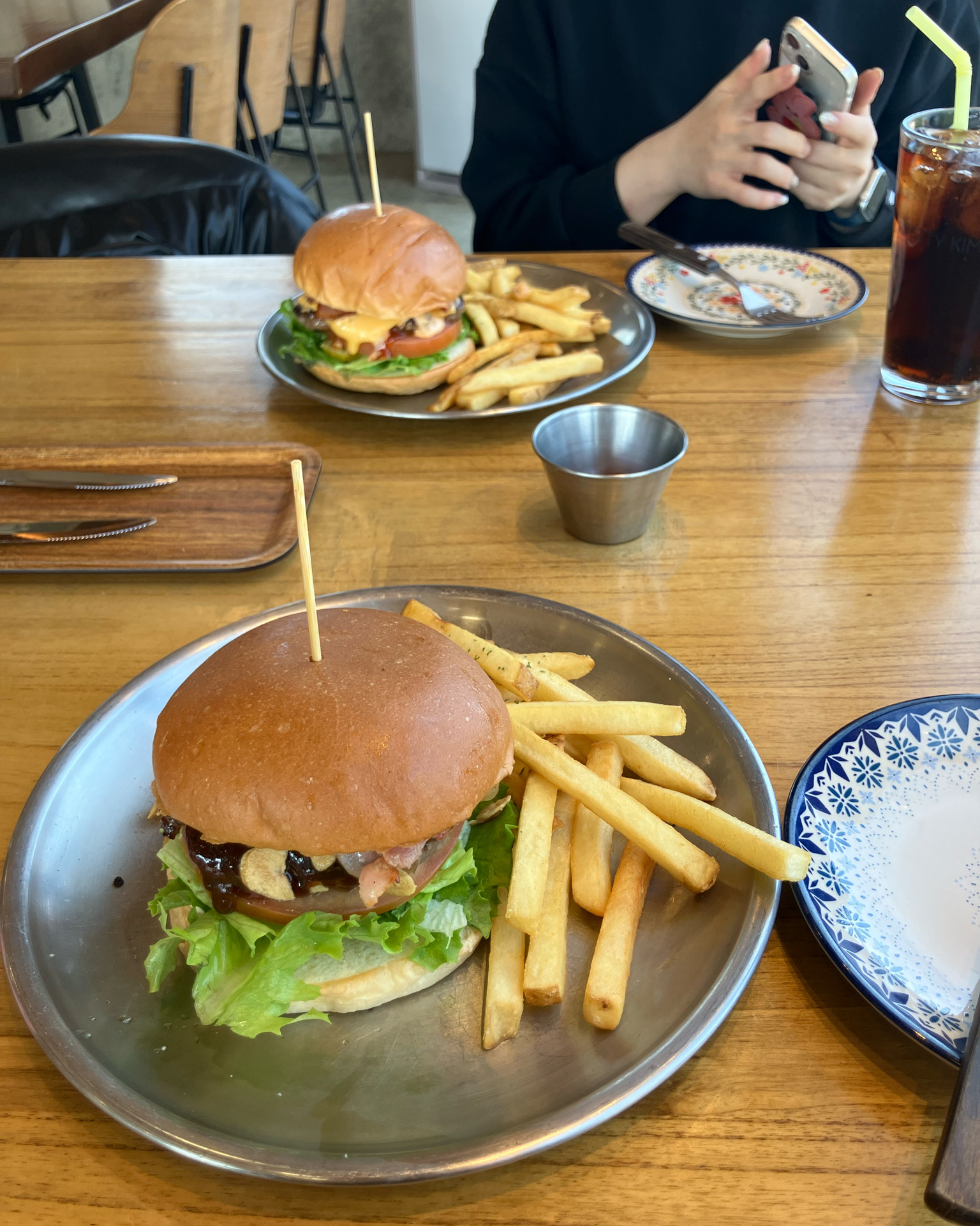 영수증 리뷰 보고 방문 했는데, 강릉 맛집으로 강추 합니다. 갈릭스모크버거, 베이컨치즈버거