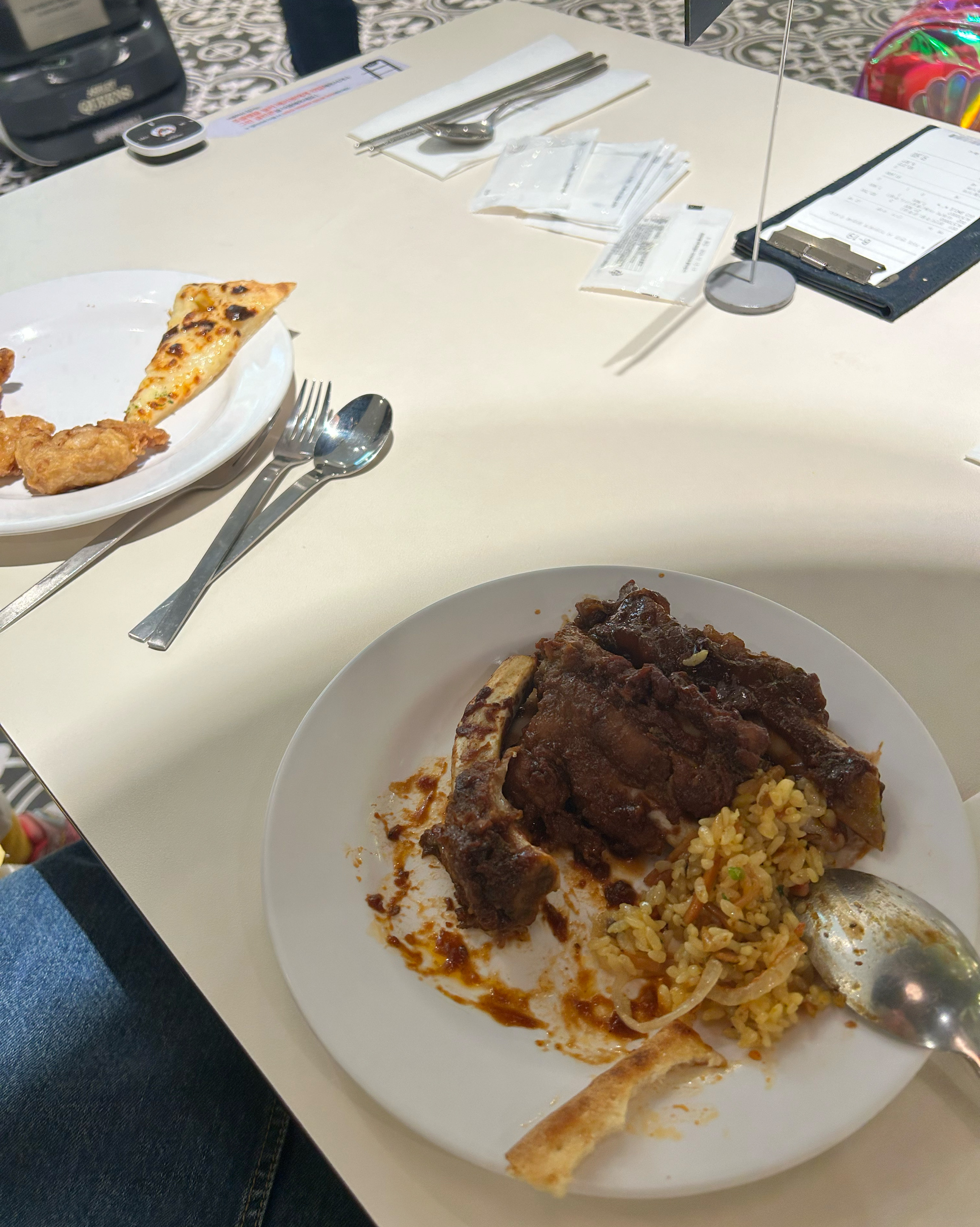 음식이 맛있어요 근데 자리가 ㅠㅠ 그늘진자리라 아쉬웠어요.....이런자리는 조명을 조절해서